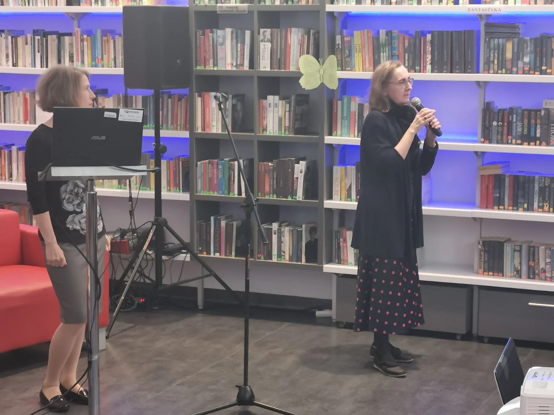 ~2019Poland.2 ladies speaking.jpg.tmp.jpg