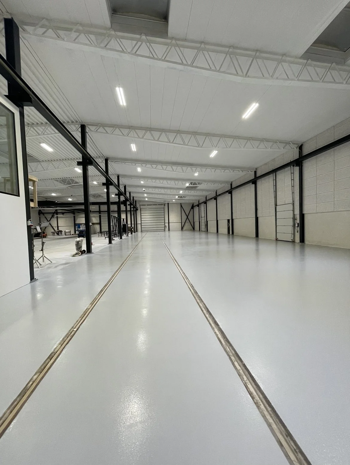 et epoxy gulv lavet i stor produktionshal i randers