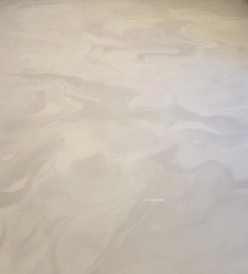 Lyst og glat overflade, sandsynligvis en træ- eller laminatgulv.