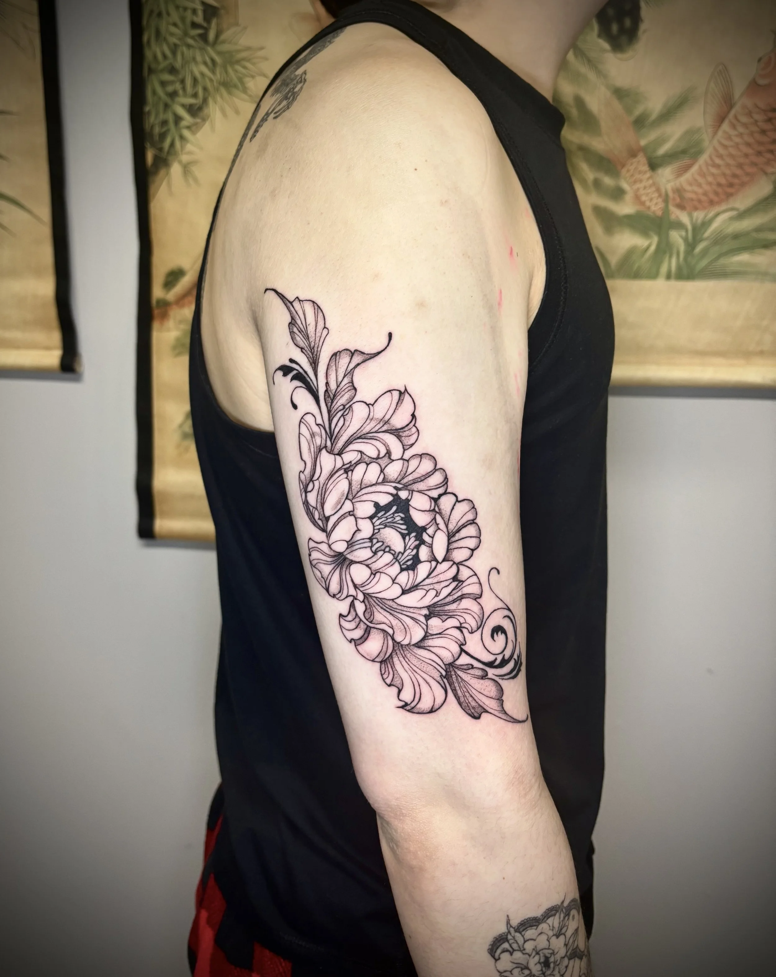Large floral tattoo with leaves and flowers. Beautiful tattoo with clean lines. Custom tattoo. Ornamental tattoo. Nix tattoo studio. Tattoos in Silver Spring, MD. Tattoos in the DMV