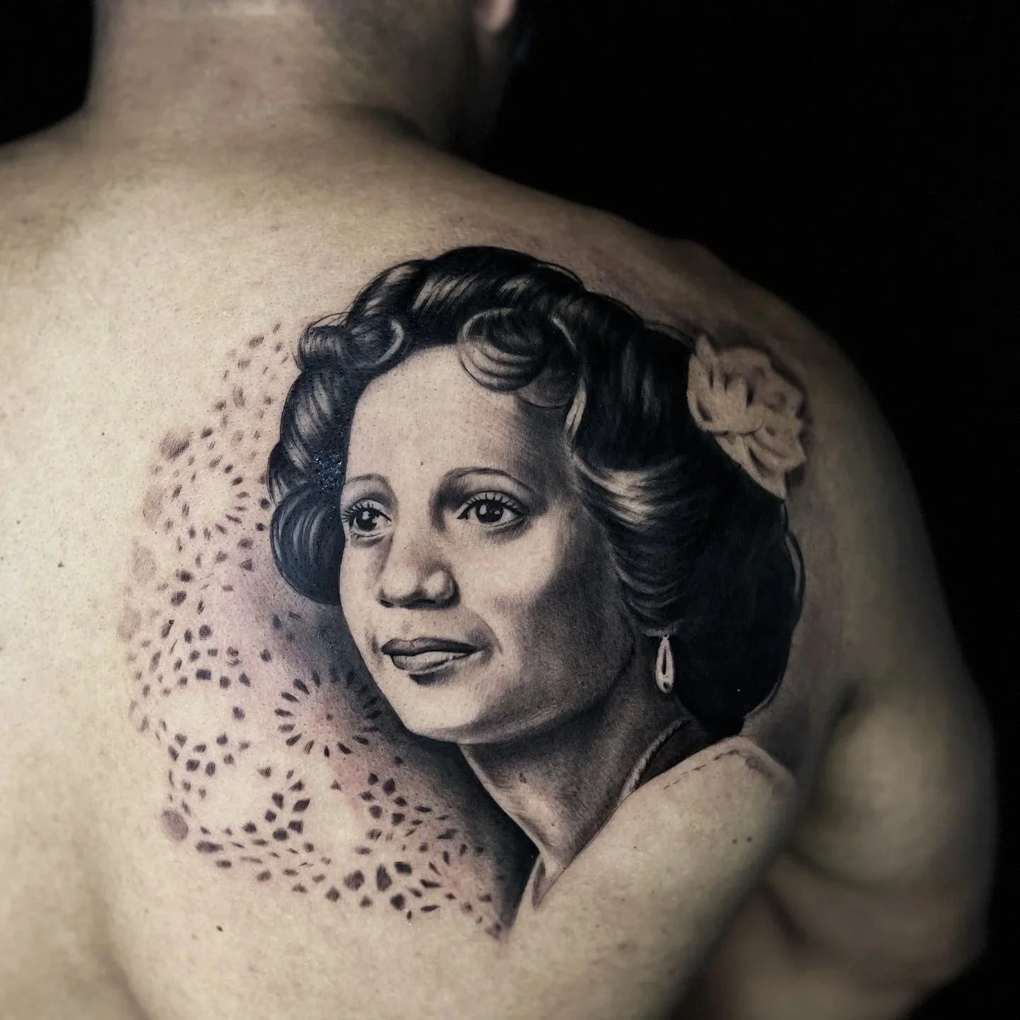 Black-and-gray woman portrait with styled hair and flowers by Luis Dajer.