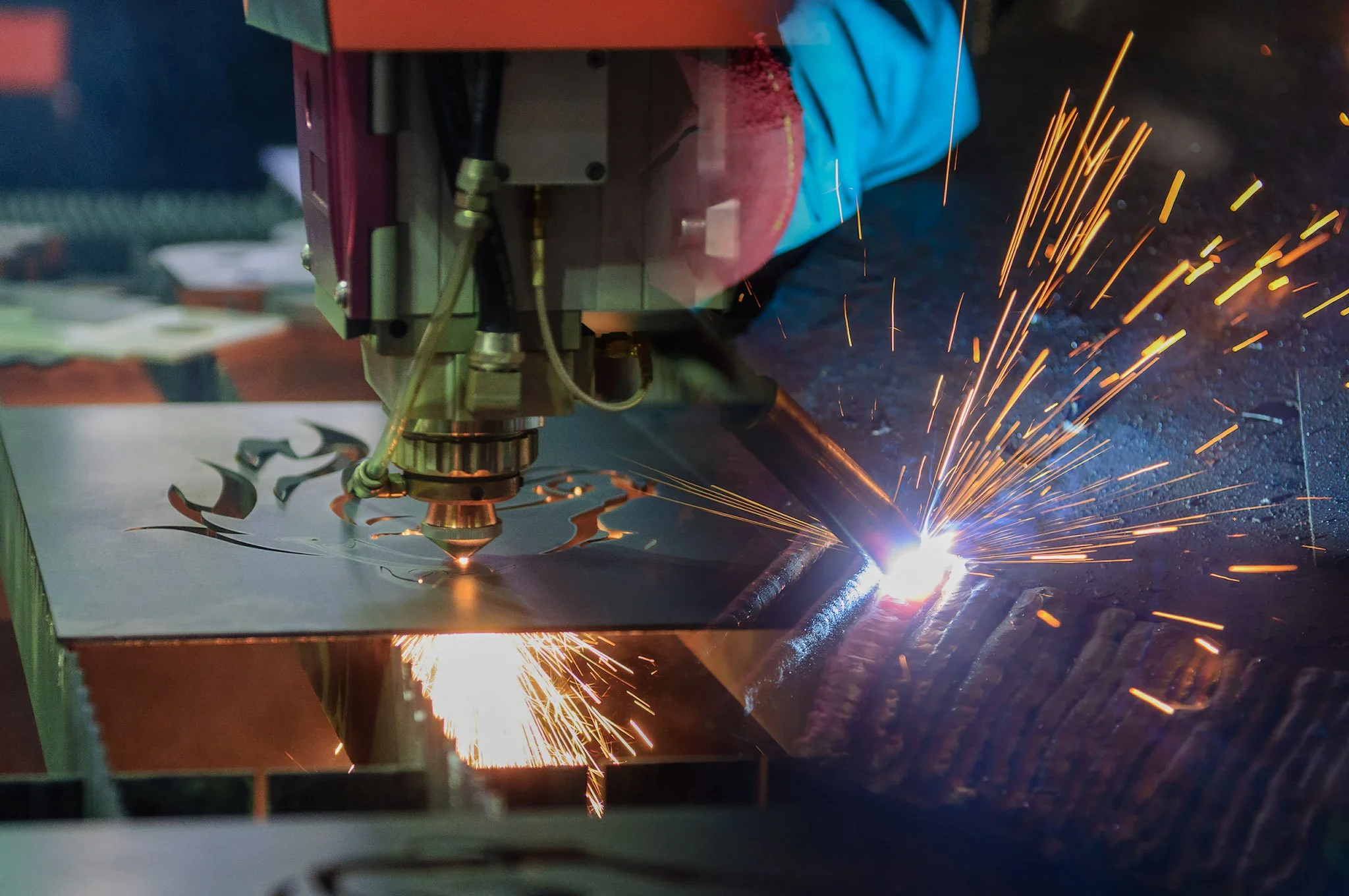 High-speed laser cutting in action – precision sheet metal fabrication at 7C’s Manufacturing