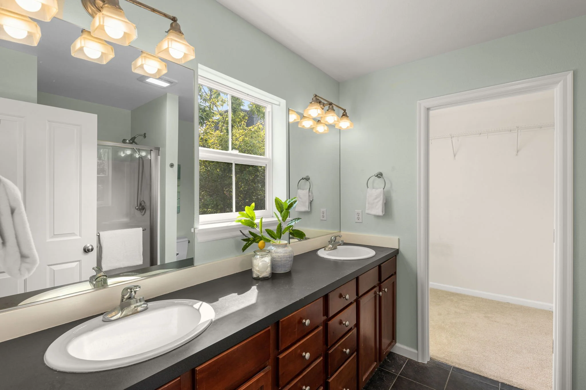 22-web-or-mls-1919-25th-ave-ne.jpg