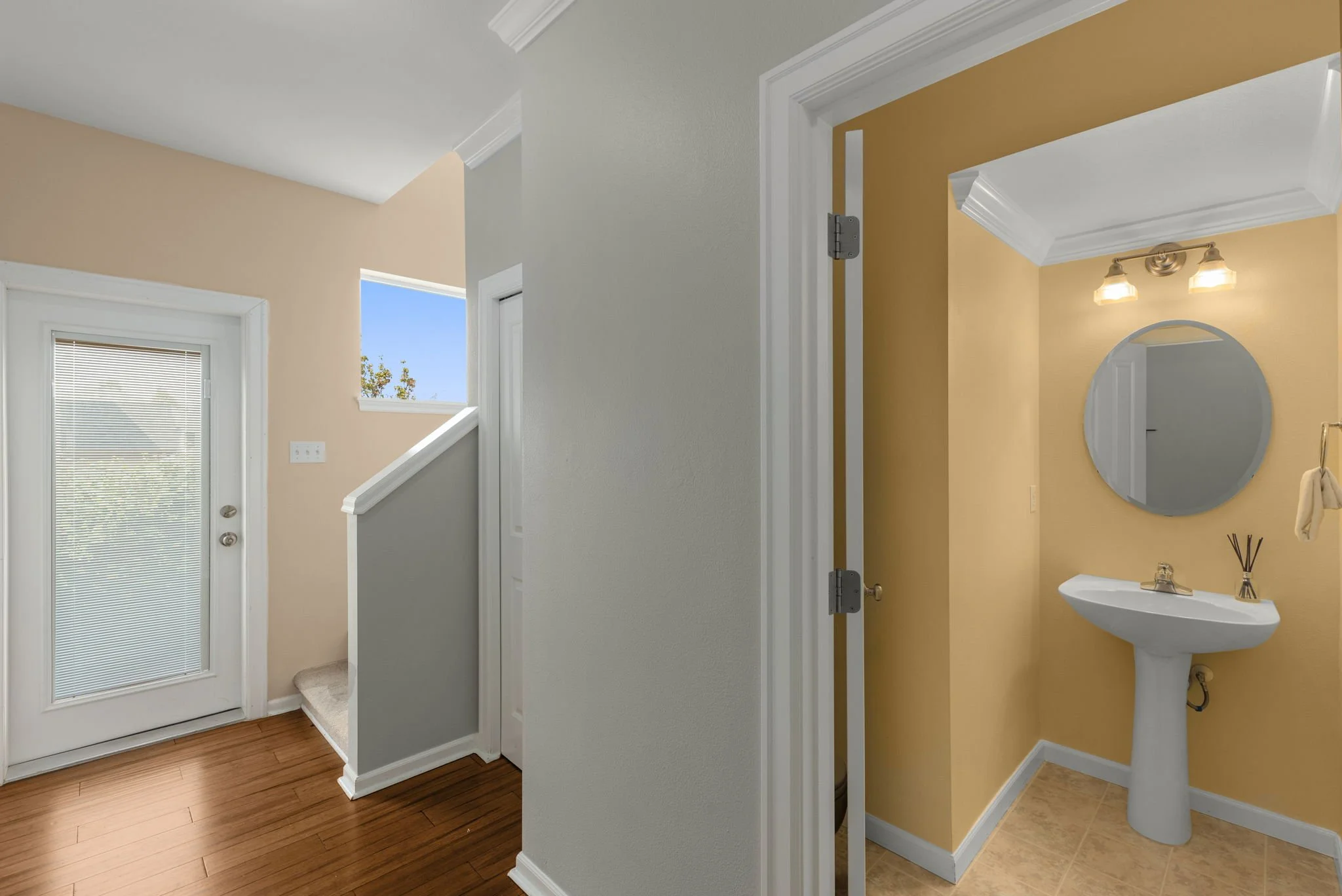 16-web-or-mls-1919-25th-ave-ne.jpg