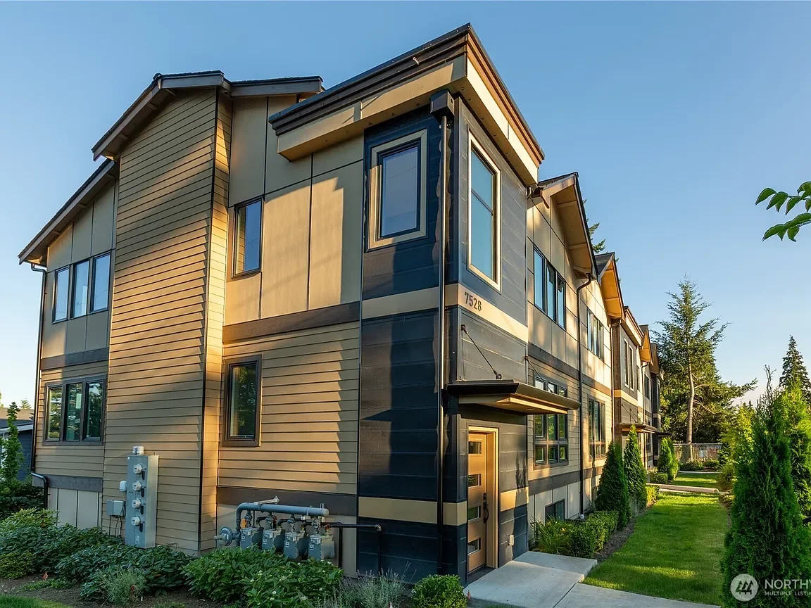 Sold a Condo home in 2025 in Edmonds, WA.