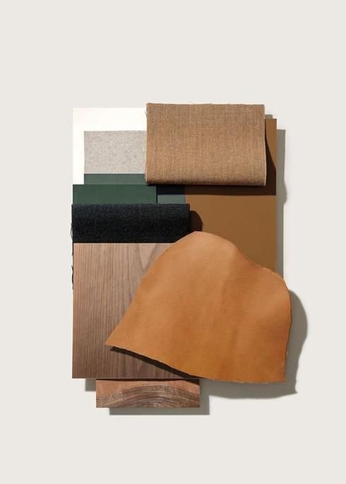 Échantillons de matériaux divers, y compris du tissu, du bois, du cuir et des laminés, disposés sur une surface blanche.