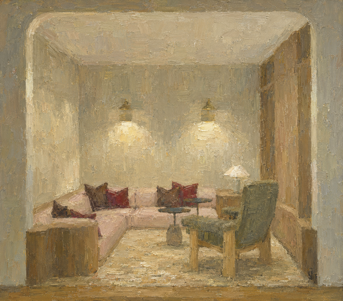 Une peinture représentant un salon cosy avec un canapé beige orné de coussins foncés, une lampe de table, un fauteuil vert, deux lampes suspendues au plafond, et un tapis beige, dans un style impressionniste.