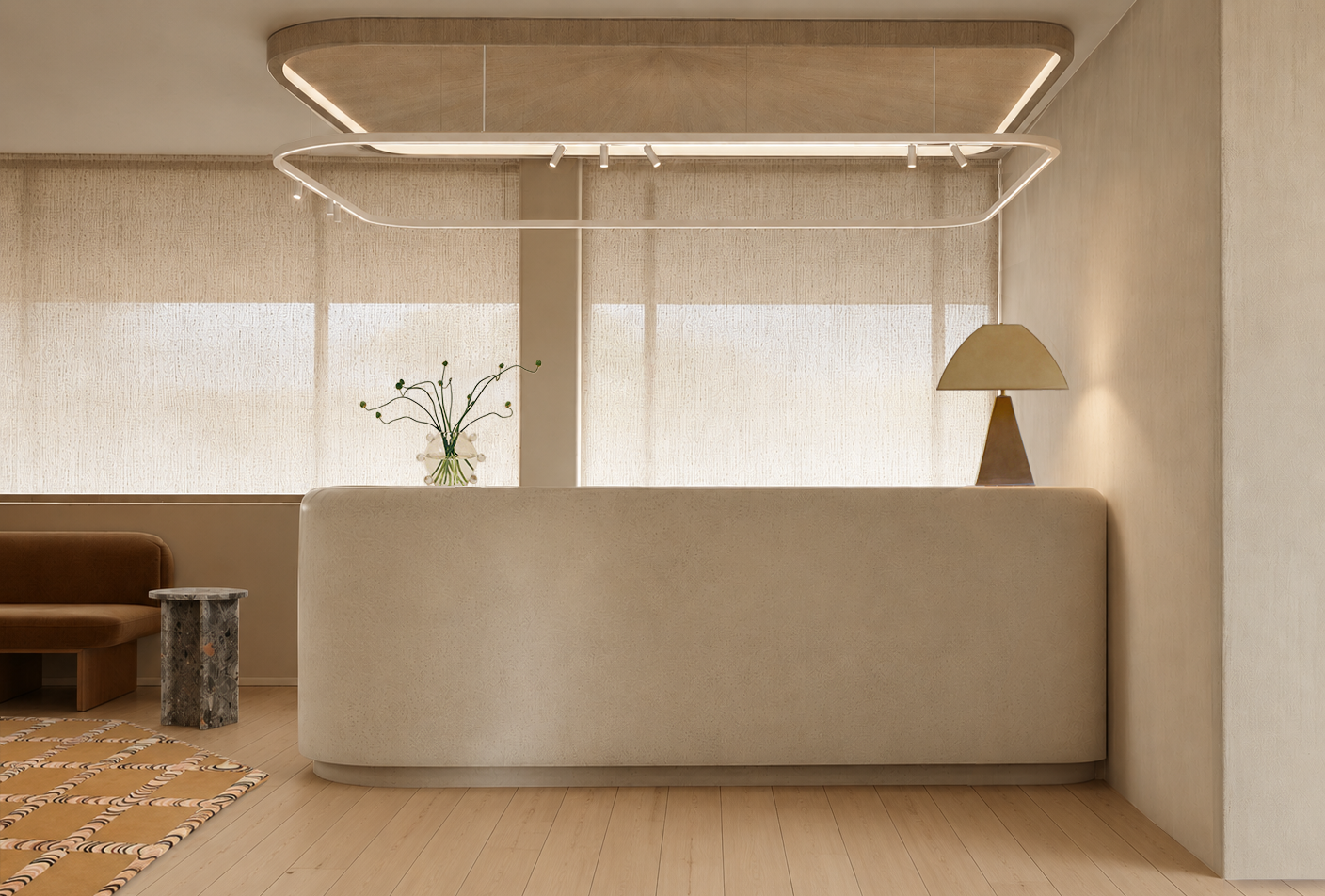 Aménagement intérieur minimaliste avec canapé beige, lampe de table, vase avec des branches vertes, et rideaux translucides laissant passer la lumière.