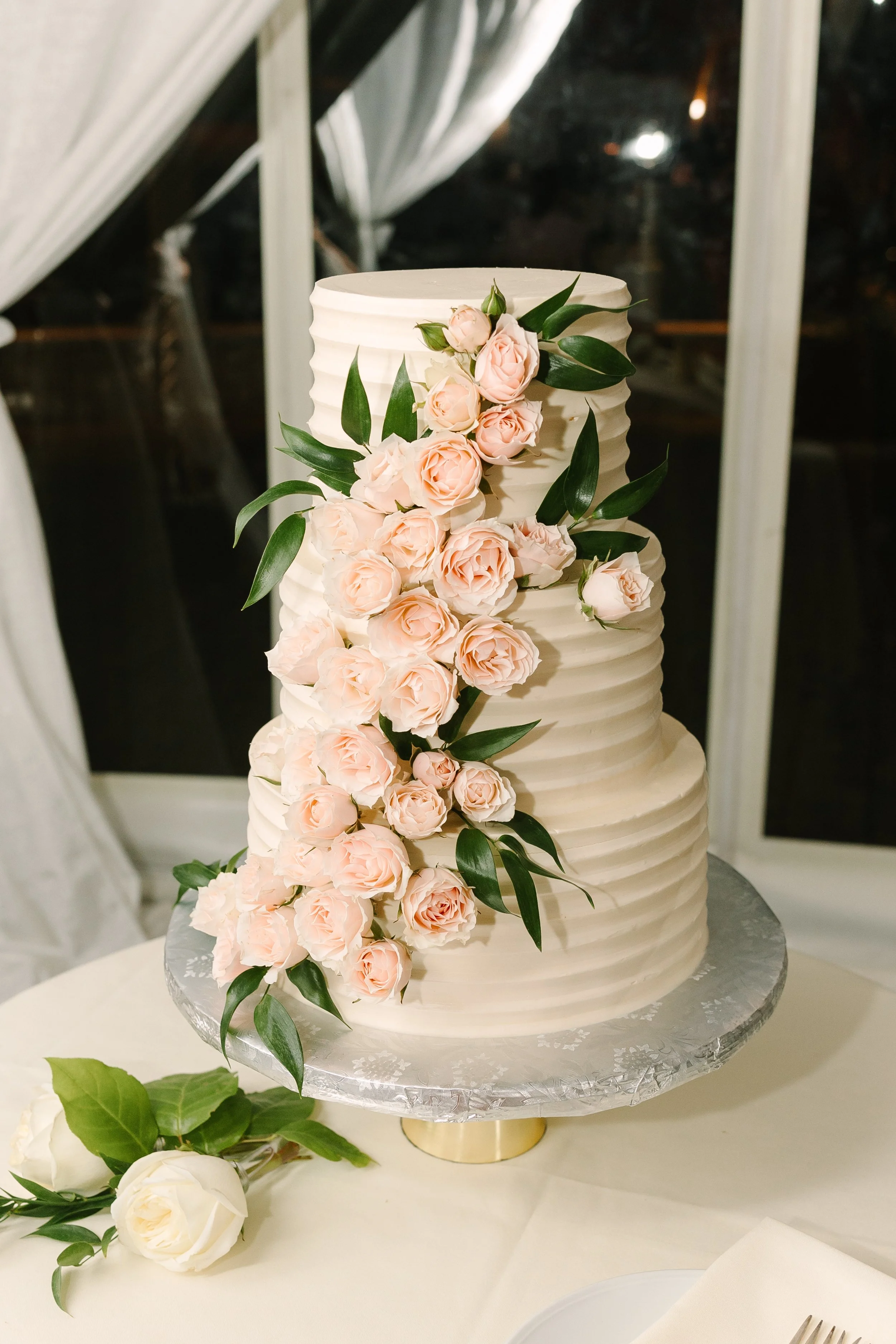 Wedding at The Golf Club at Newcastle, Newcastle, WA — planned by Gordon Duo Weddings, photography by Lloyd Photo & Films