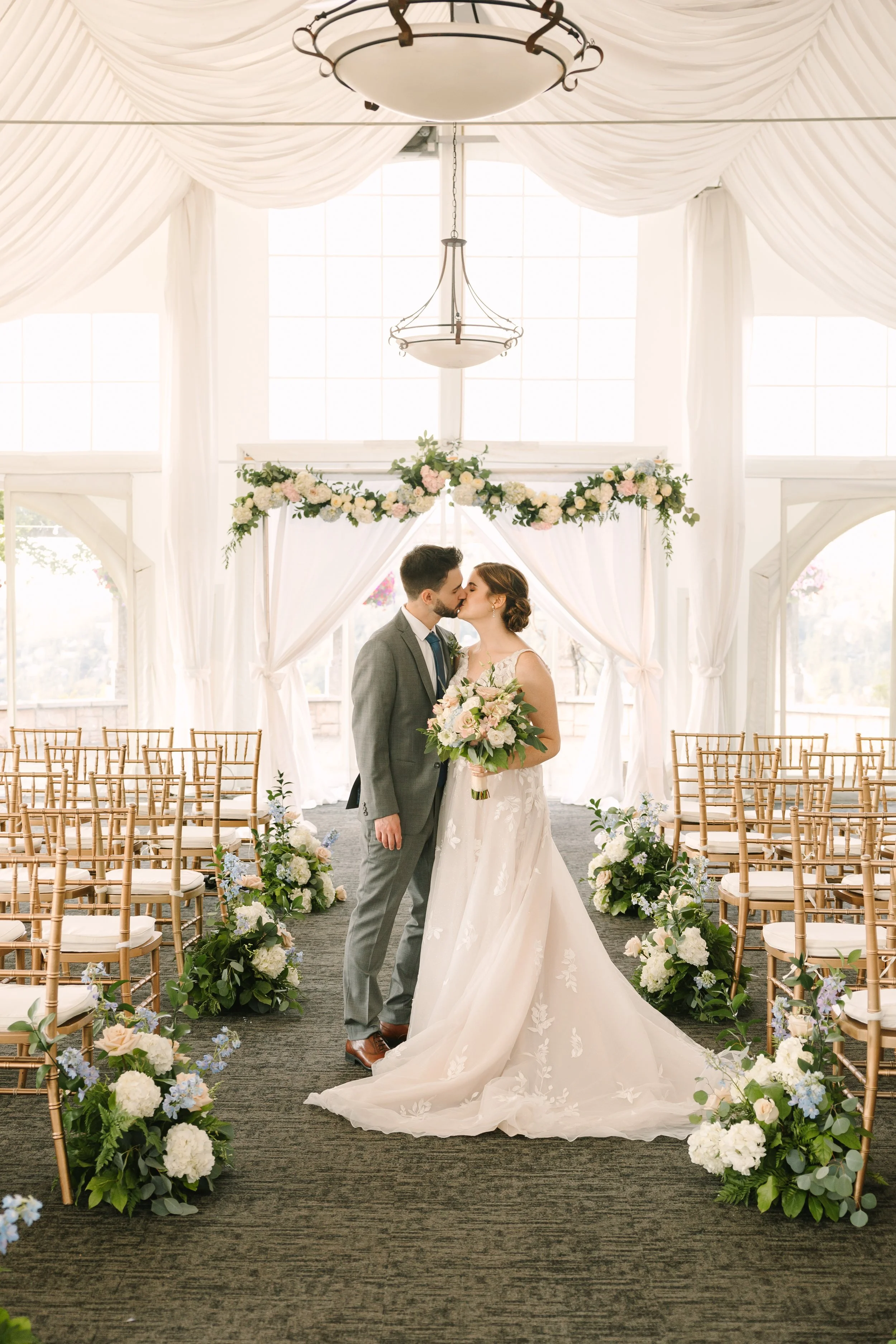 Wedding at The Golf Club at Newcastle, Newcastle, WA — planned by Gordon Duo Weddings, photography by Lloyd Photo & Films