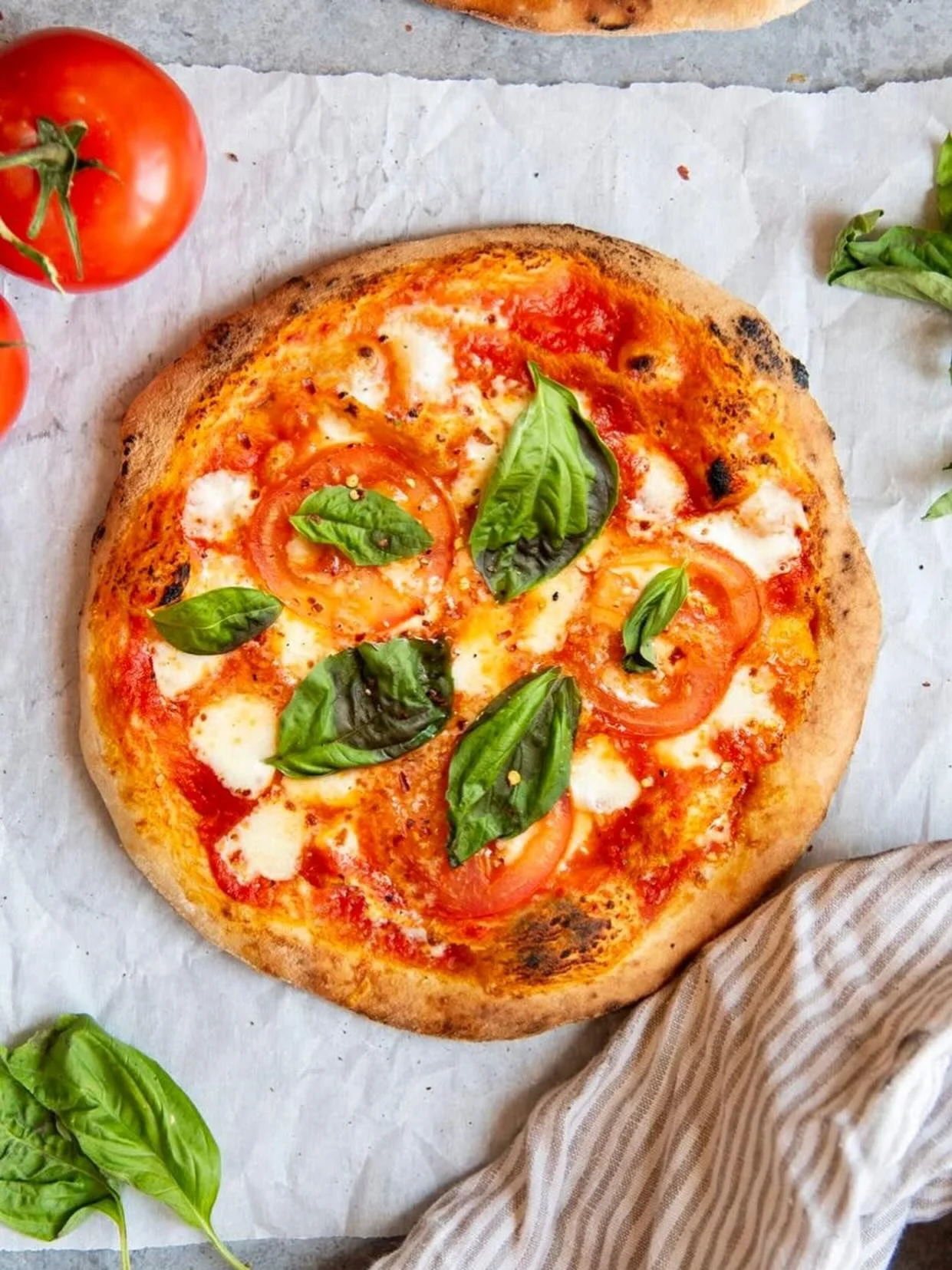 Don&rsquo;t think about pizza.
What did you just think about? 🍕

The same thing happens in tennis.

&ldquo;Don&rsquo;t double fault.&rdquo;
&ldquo;Don&rsquo;t miss the return again.&rdquo;
&ldquo;I can&rsquo;t lose this point.&rdquo;

Your brain sta