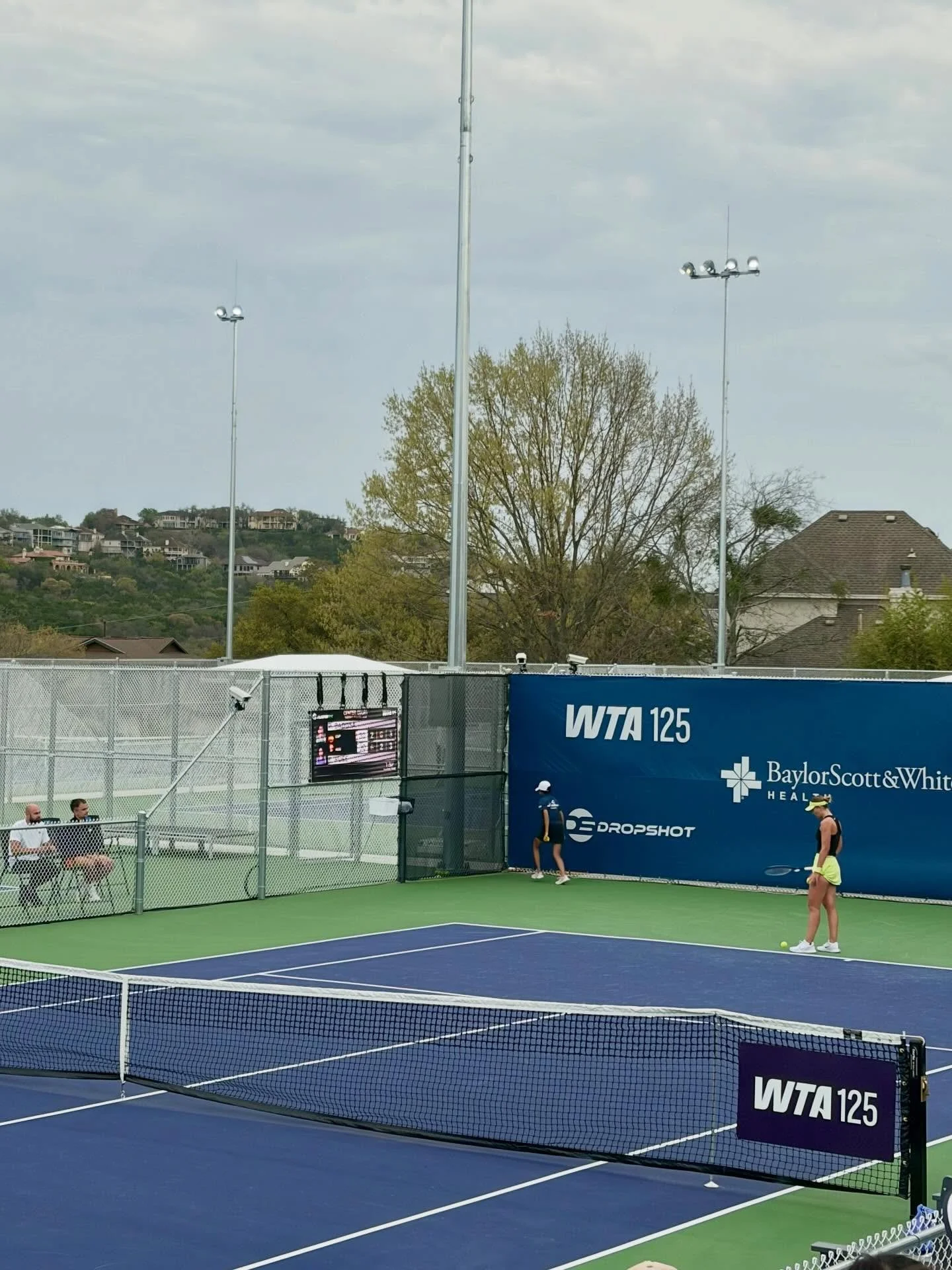 At a WTA tournament, I asked 10 players if they explore cities on tour.

9 out of 10 players said yes.

They go for walks, visit coffee shops, or see something new. 

Players like Badosa, Andreescu, and Świątek also say it&rsquo;s important for them.