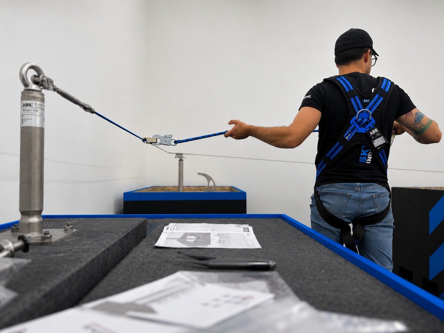 Teilnehmer einer ABS-Schulung der Skyworkers Academy in Felixdorf bei praktischer Arbeit mit Sicherheitsausrüstung.