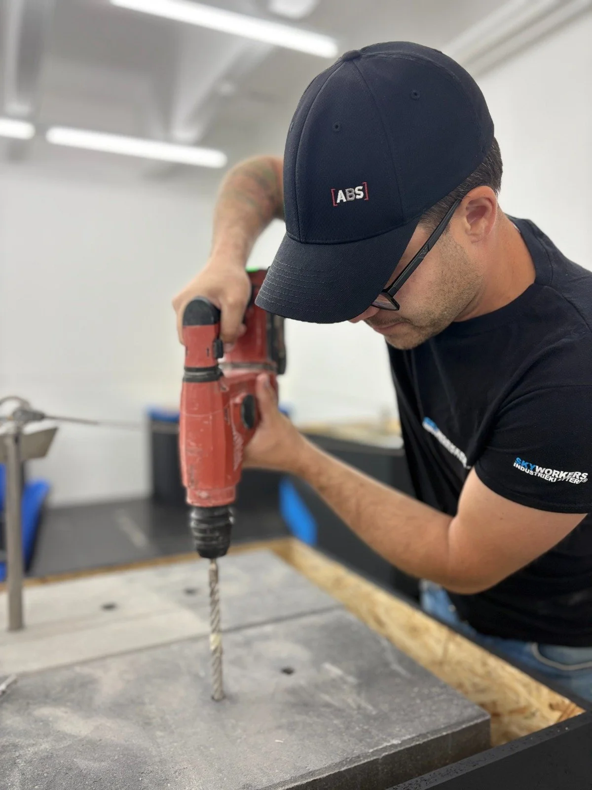Teilnehmer einer ABS-Schulung der Skyworkers Academy in Felixdorf bei praktischer Arbeit mit Sicherheitsausrüstung.