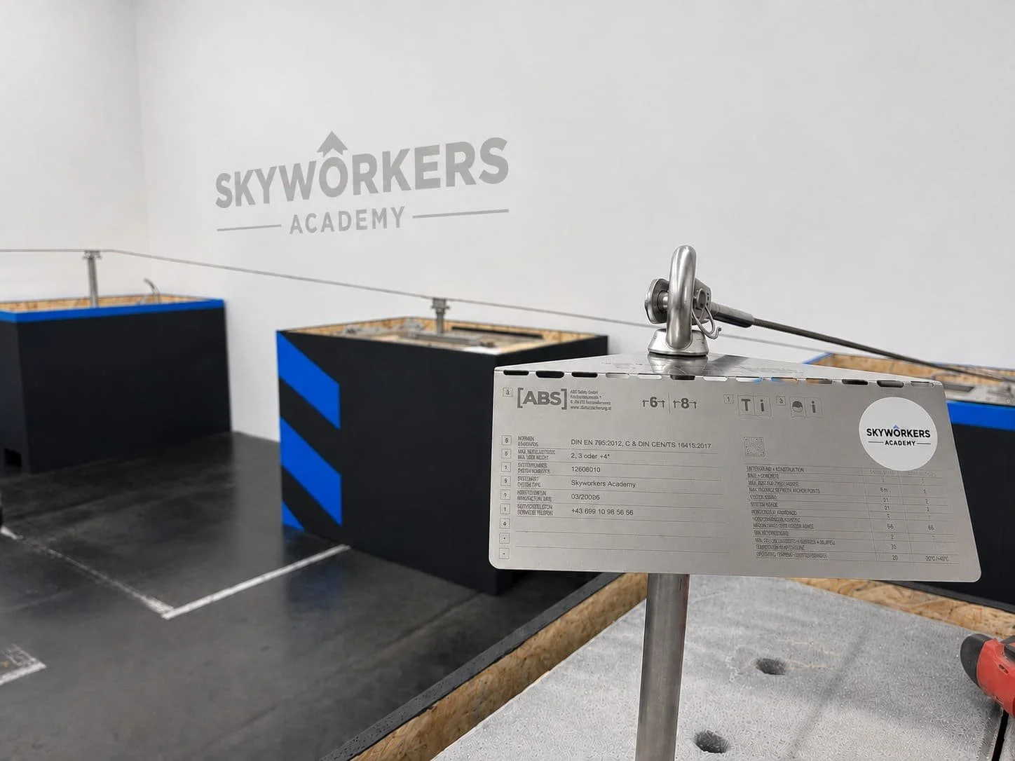 Schulungsraum der Skyworkers Akademie mit Geräten und Sicherheitsausrüstung