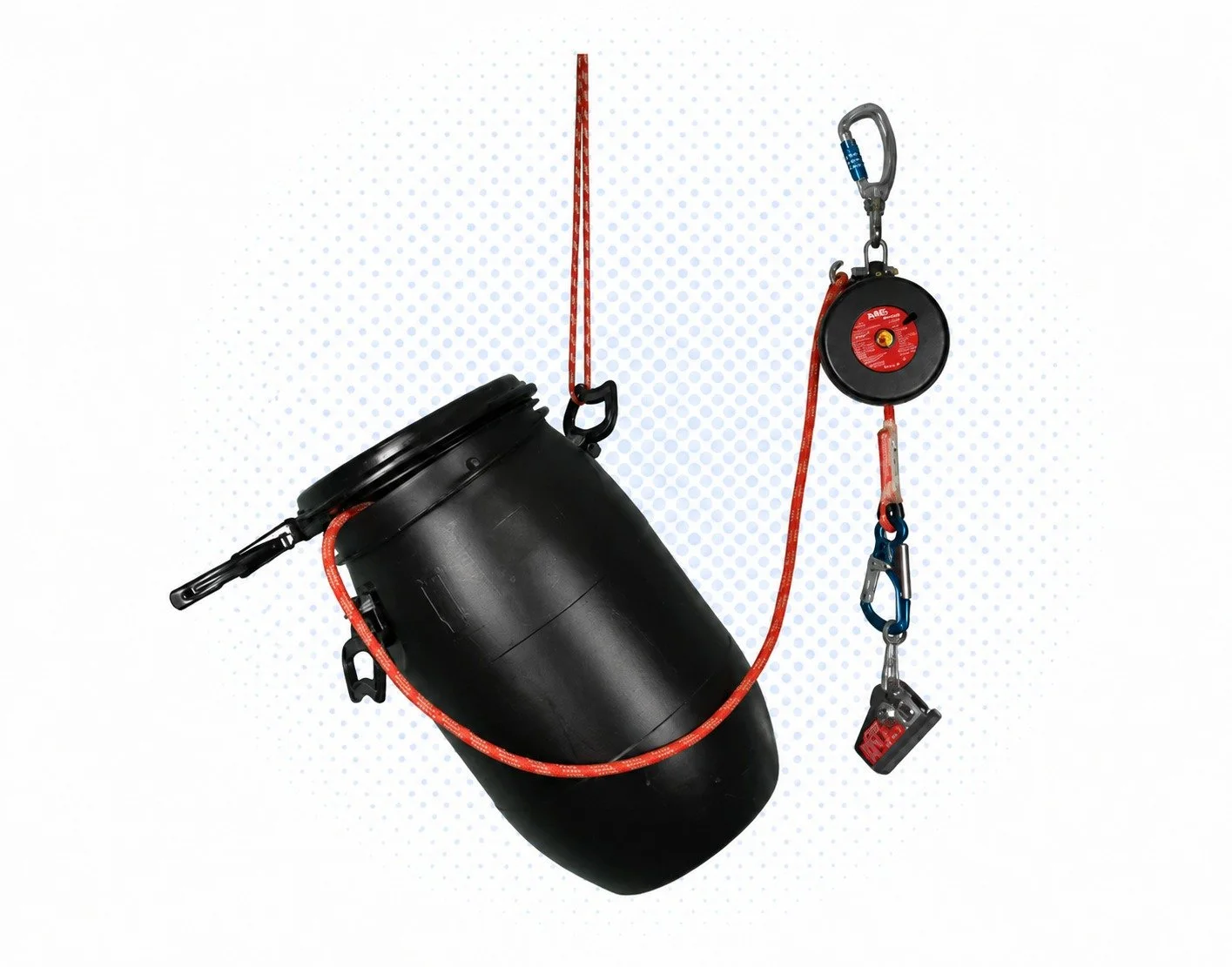 A schwarze Detonneschute mit roten Riemen, einer Umlenkrolle mit roten Beschriftungen und mehreren Karabinerhaken, die zum Sichern verwendet werden.