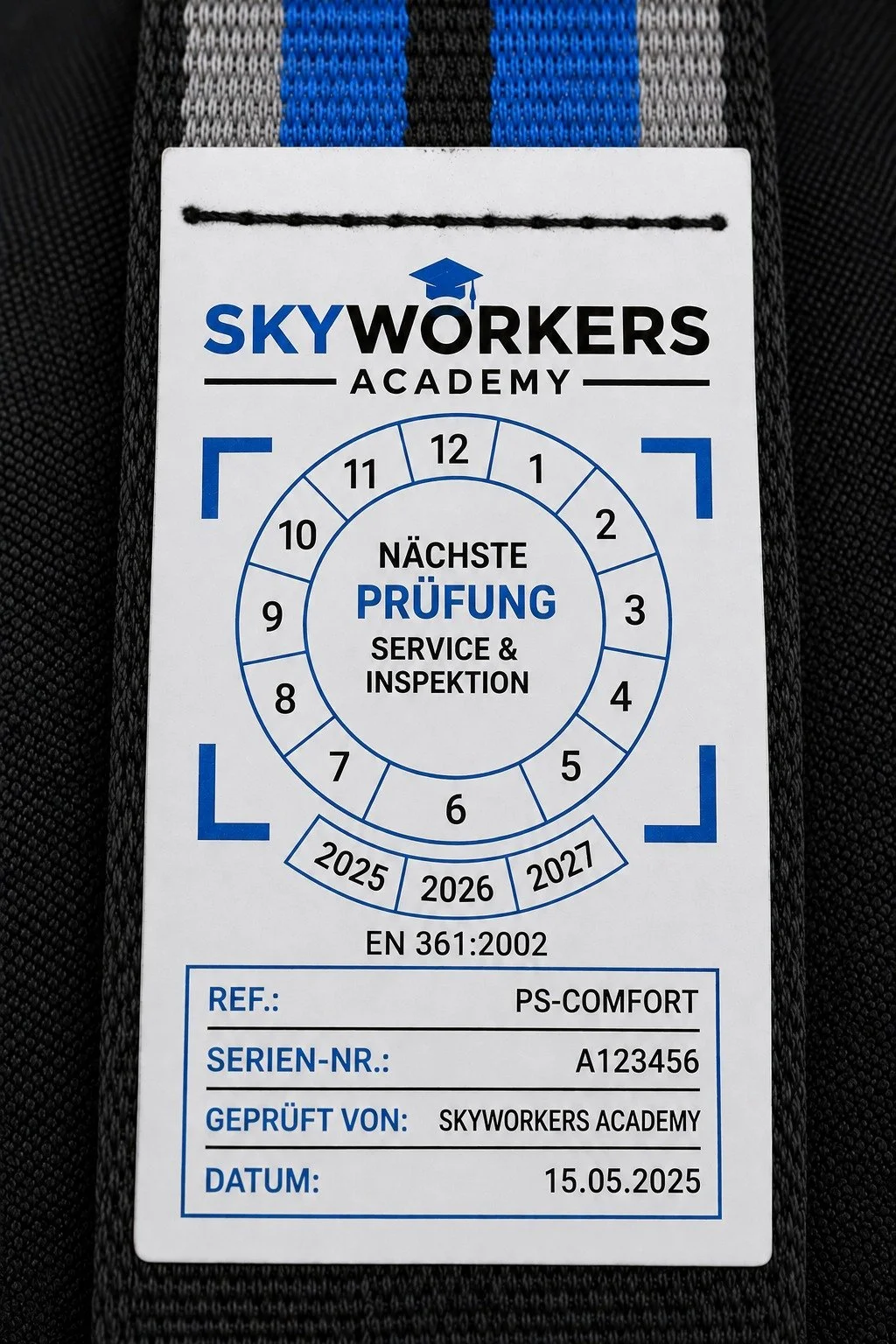 Kennzeichnungsetikett mit Prüfungsdatum, Seriennummer , in schwarz, weiß und blau.
