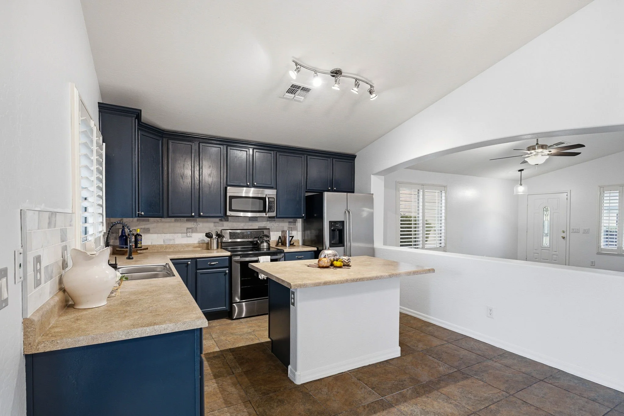 11-web-or-mls-43588 W Blazen Trail-110.jpg