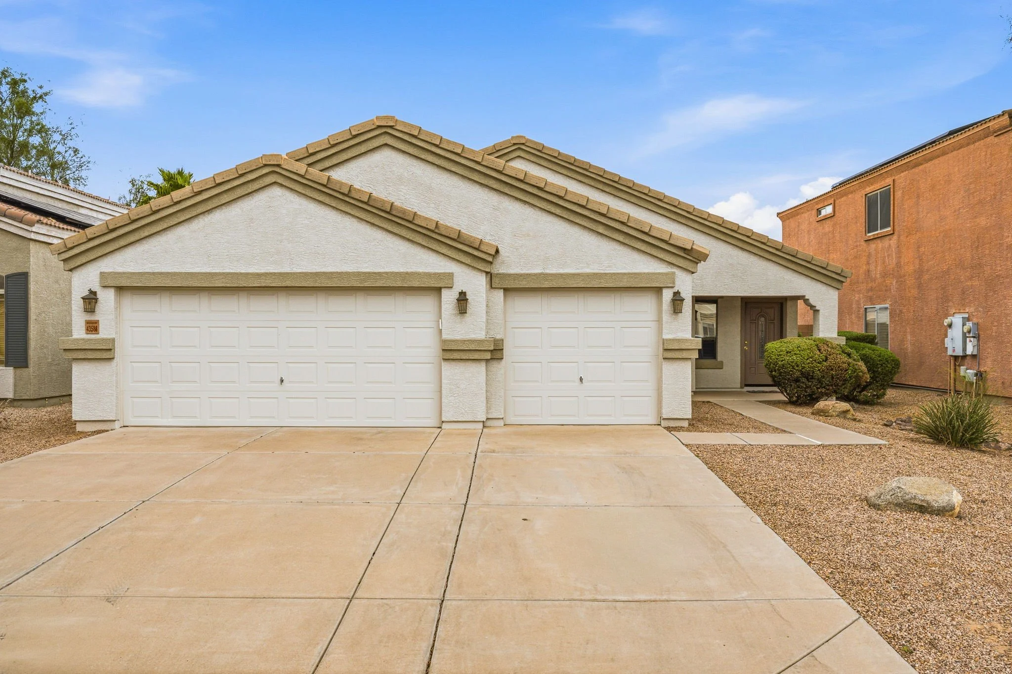 1-web-or-mls-43588 W Blazen Trail-100.jpg