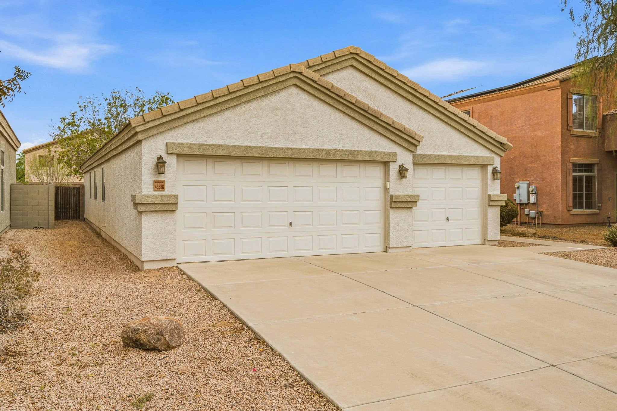 3-web-or-mls-43588 W Blazen Trail-102.jpg