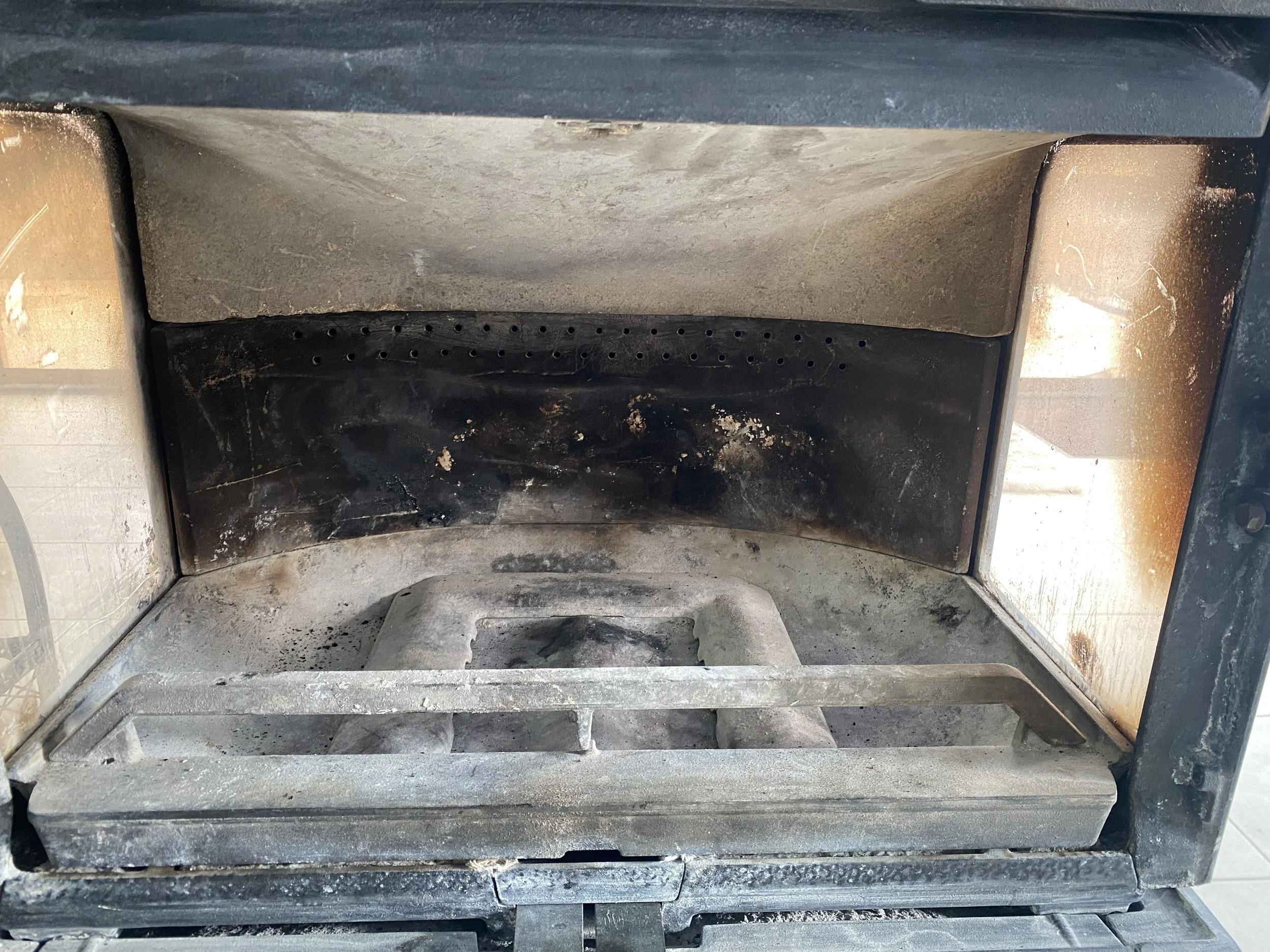 Four grille d'égout en métal empilées les unes sur les autres, avec des taches de saleté et de poussière.