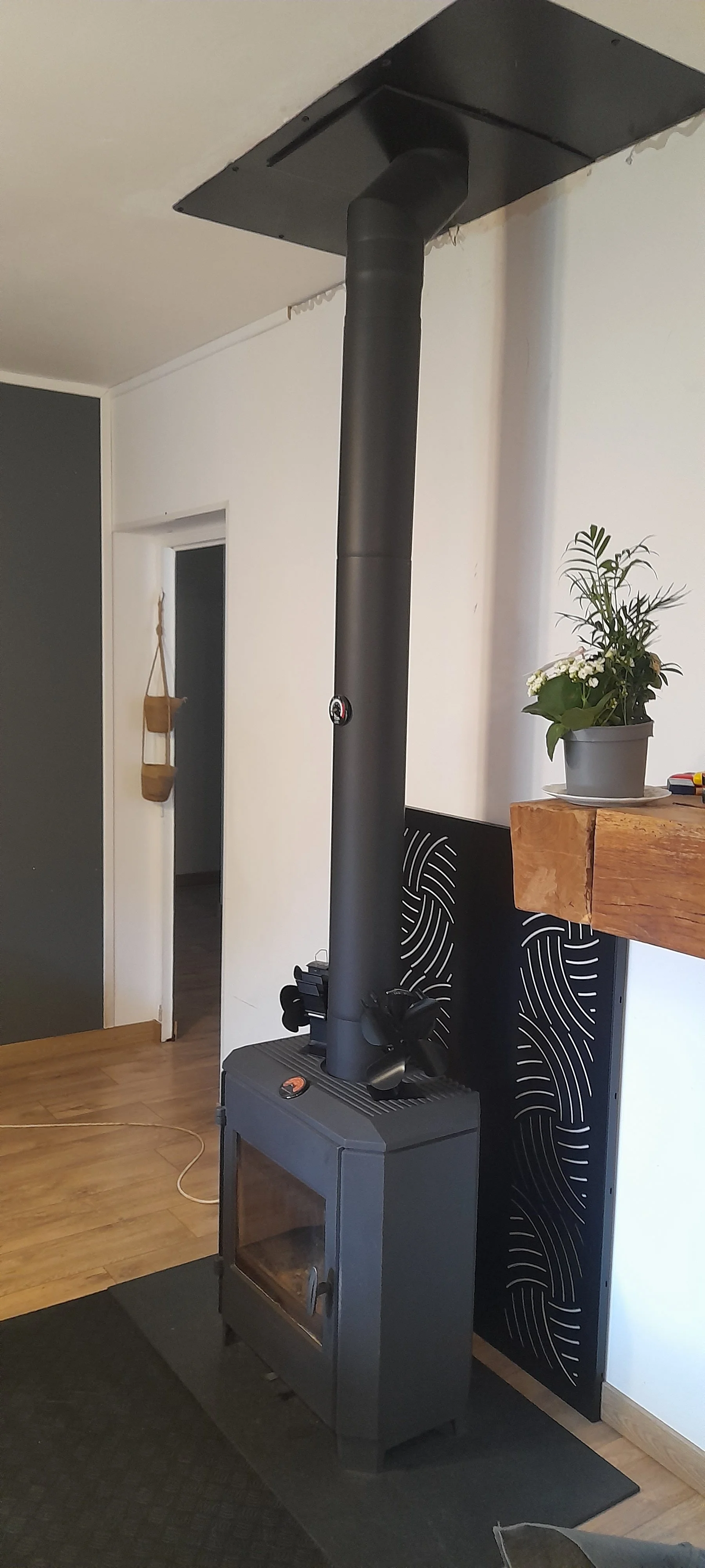 Poêle à bois avec cheminee, dans un intérieur moderne.