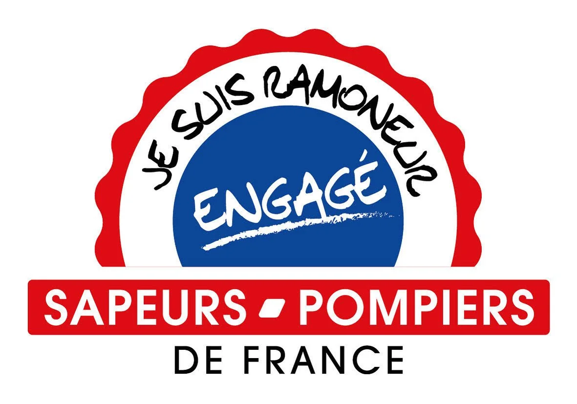Logo avec un cercle rouge et un cercle blanc, contenant le texte "Je suis ramoneur engagé", et un rectangle rouge avec "Sapeurs-pompiers de France" en blanc, rappelant un badge ou une certification.