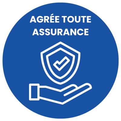 Un logo circulaire bleu avec un symbole de main soutenant un bouclier avec une coche, et le texte 'AGRÉE TOUTE ASSURANCE'