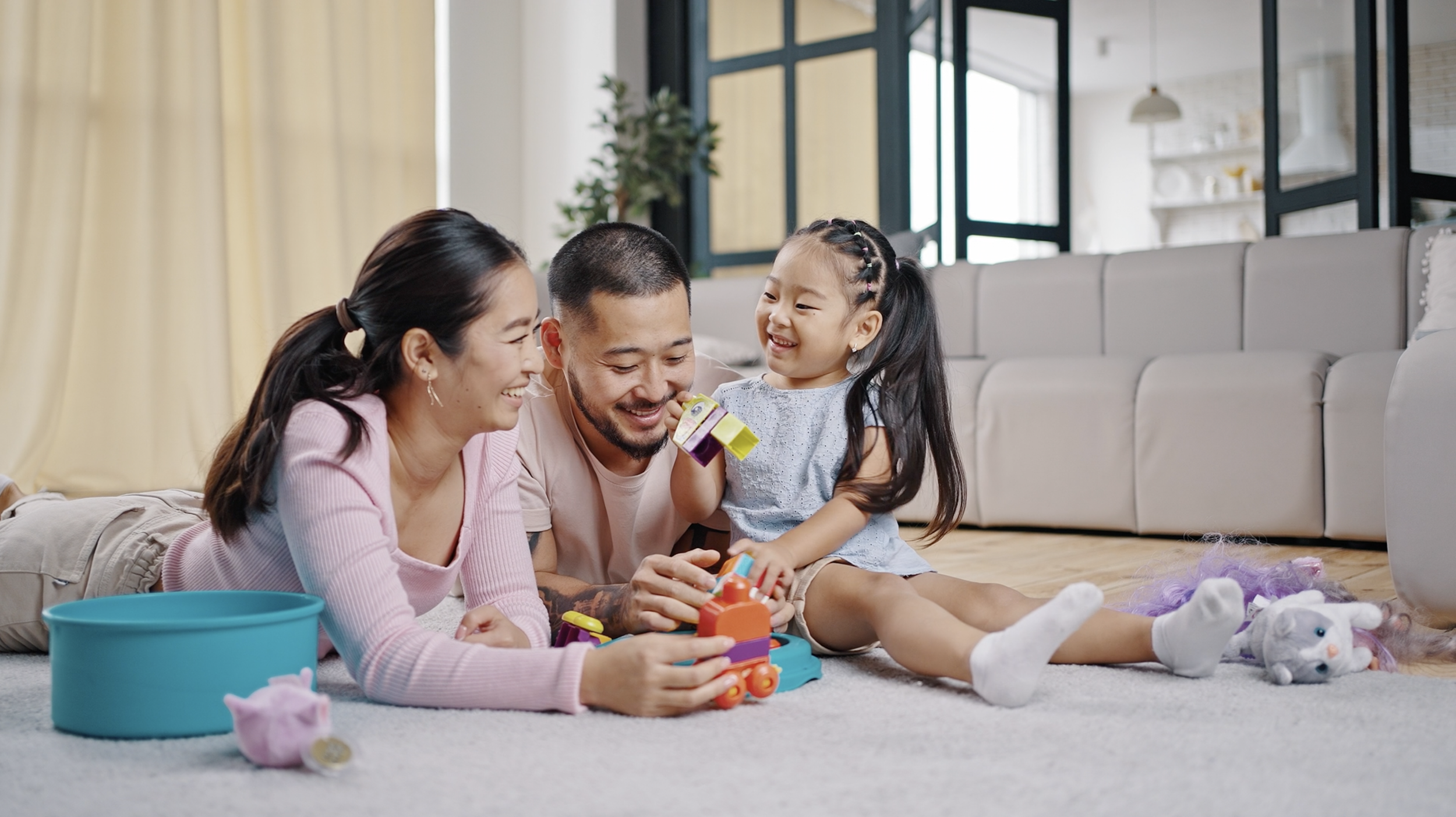 Des parents qui jouent avec leur enfant et qui ont du plaisir. Ils appliquent des méthodes et des stratégies pour développer le langage de leur enfant et soutenir son développement. Cela représente la collaboration entre l'orthophoniste et la maison