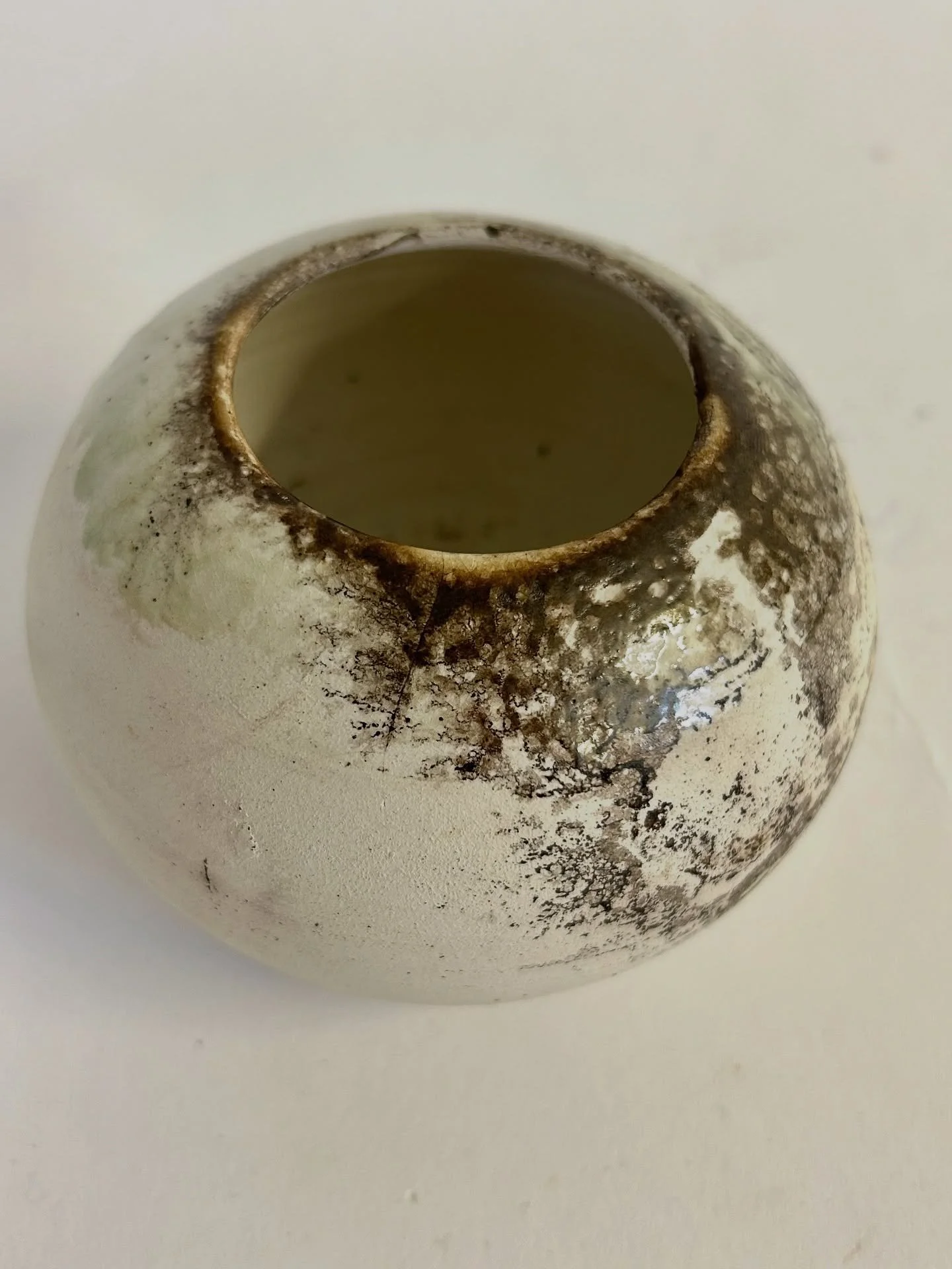 Outcomes from a raku pottery day at @cupceramics (in late September 😅). They threw, turned and bisqued these lovely forms and gave us full reign to decorate them with a bunch of different techniques:

1st slide is Obvara, a bread-like mixture added 