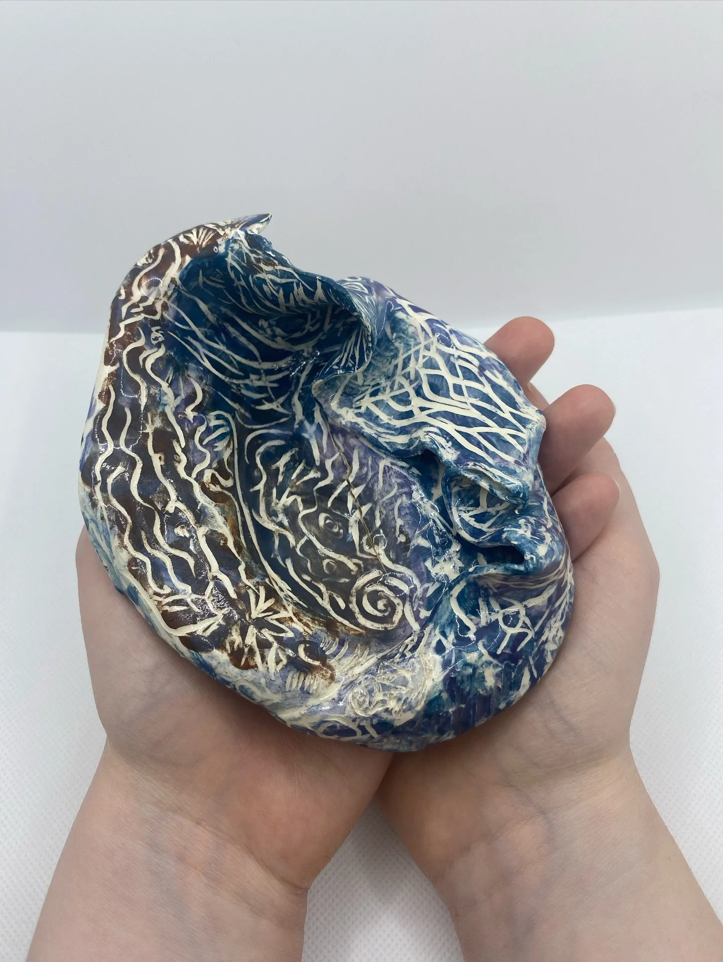 Final little post about the paint-your-own-pottery workshop: the 1 pot of 10 that collapsed (it wasn&rsquo;t properly centred and I pulled the walls up way too fast and wonky😭) 

I was going to discard it into reclaim but decided to keep and paint d