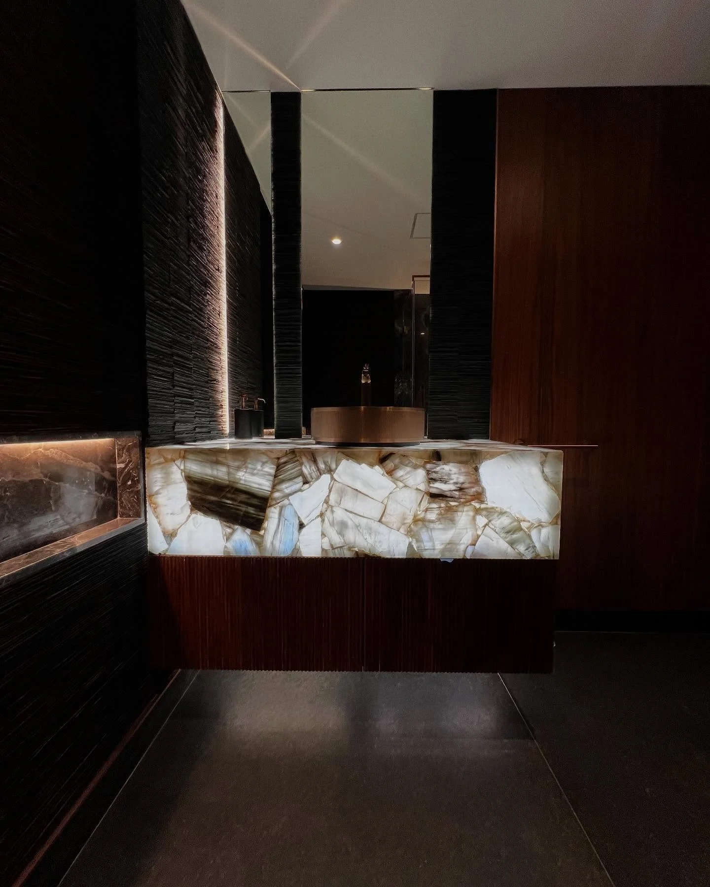 Luxury Meets Nature in the Bathroom Oasis ✨🛁

Step into a sanctuary of sophistication, where exotic natural stone and organic materials play a big role. The seamless blend of rare semi precious stone, and textured stone creates a striking yet serene