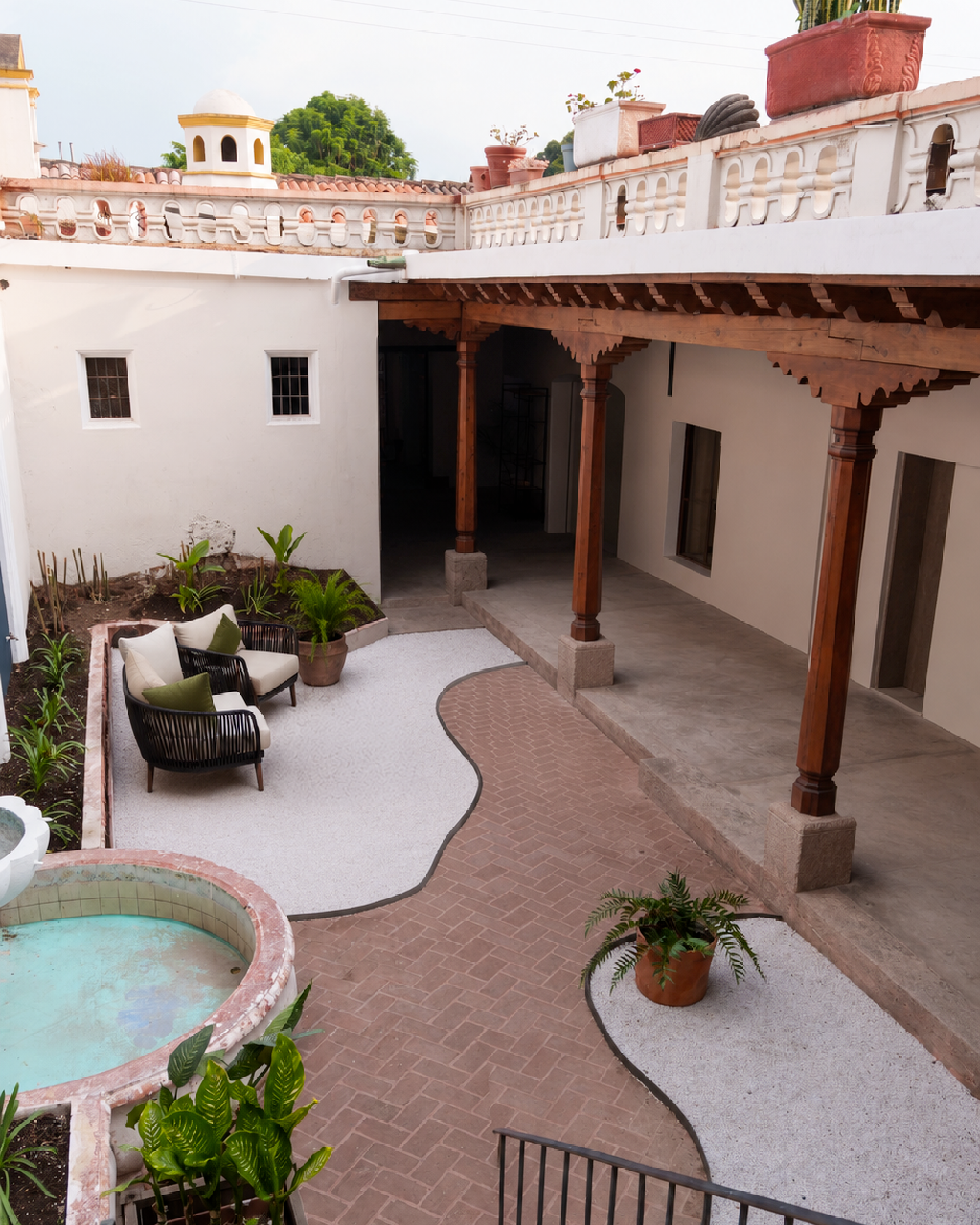 Patio central de Casa Soma en Antigua Guatemala, un espacio diseñado para brindar tranquilidad, bienestar y una experiencia de salud y belleza estética.