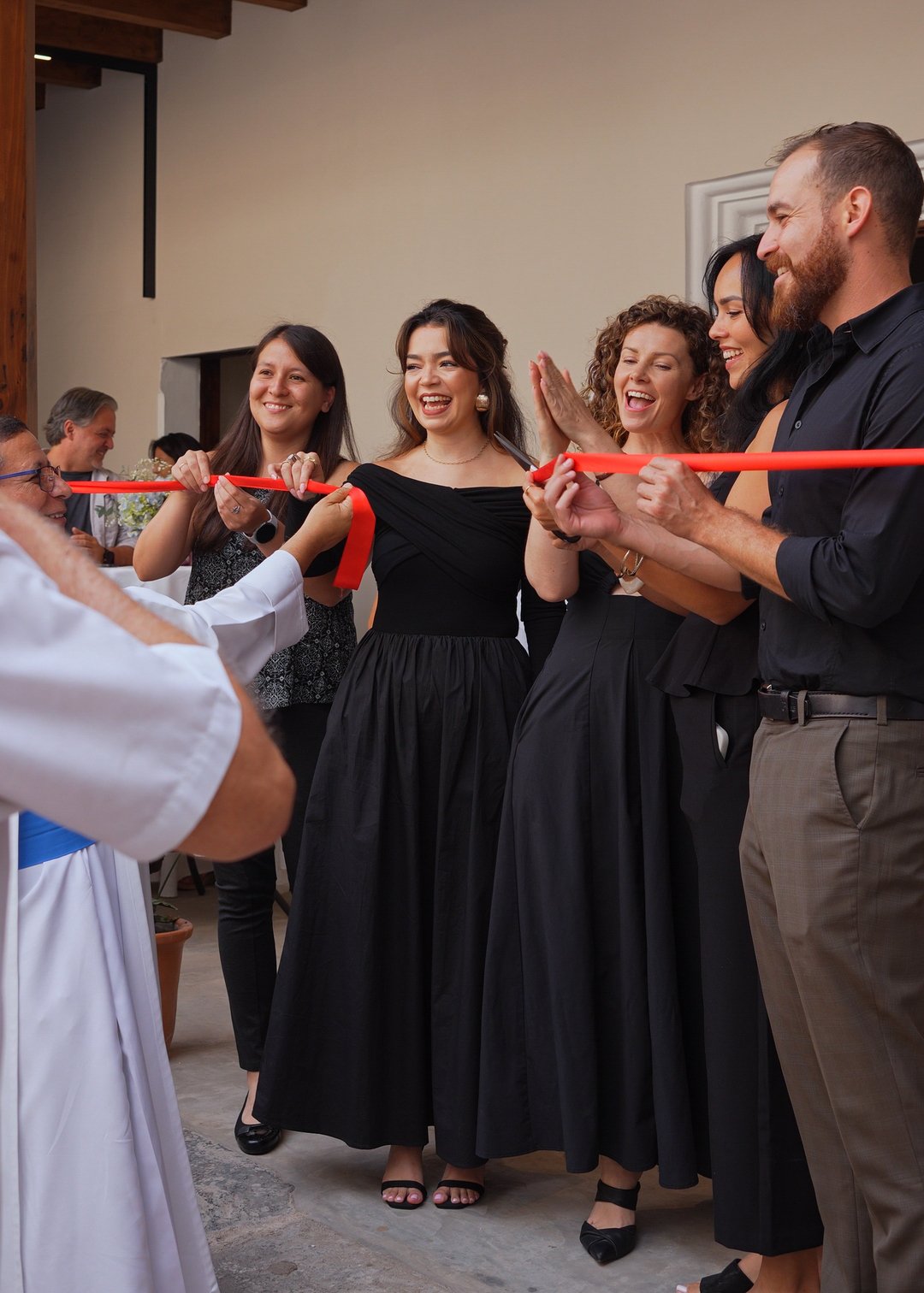 Inauguración de Casa Soma junto a aliados, colaboradores e invitados durante la apertura del nuevo espacio de salud y belleza estética en Antigua Guatemala.