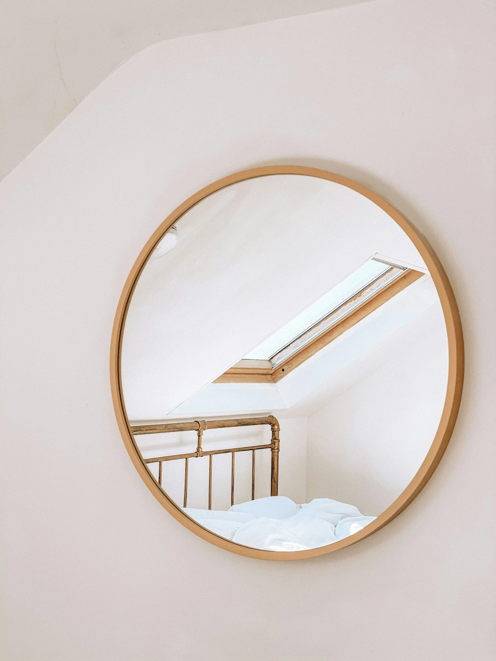 Modern custom glass mirror installation featuring elegant wall mirrors, decorative mirror panels, and contemporary residential and commercial mirror designs.