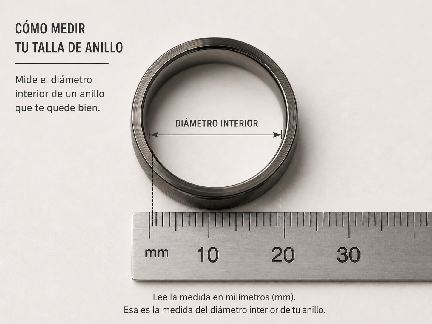 Un anillo circular colocado junto a una regla con marcas en milímetros. El anillo está etiquetado con las palabras “DIÁMETRO INTERIOR”, indicando que se mide el diámetro interno del anillo. El texto proporciona instrucciones para determinar la talla