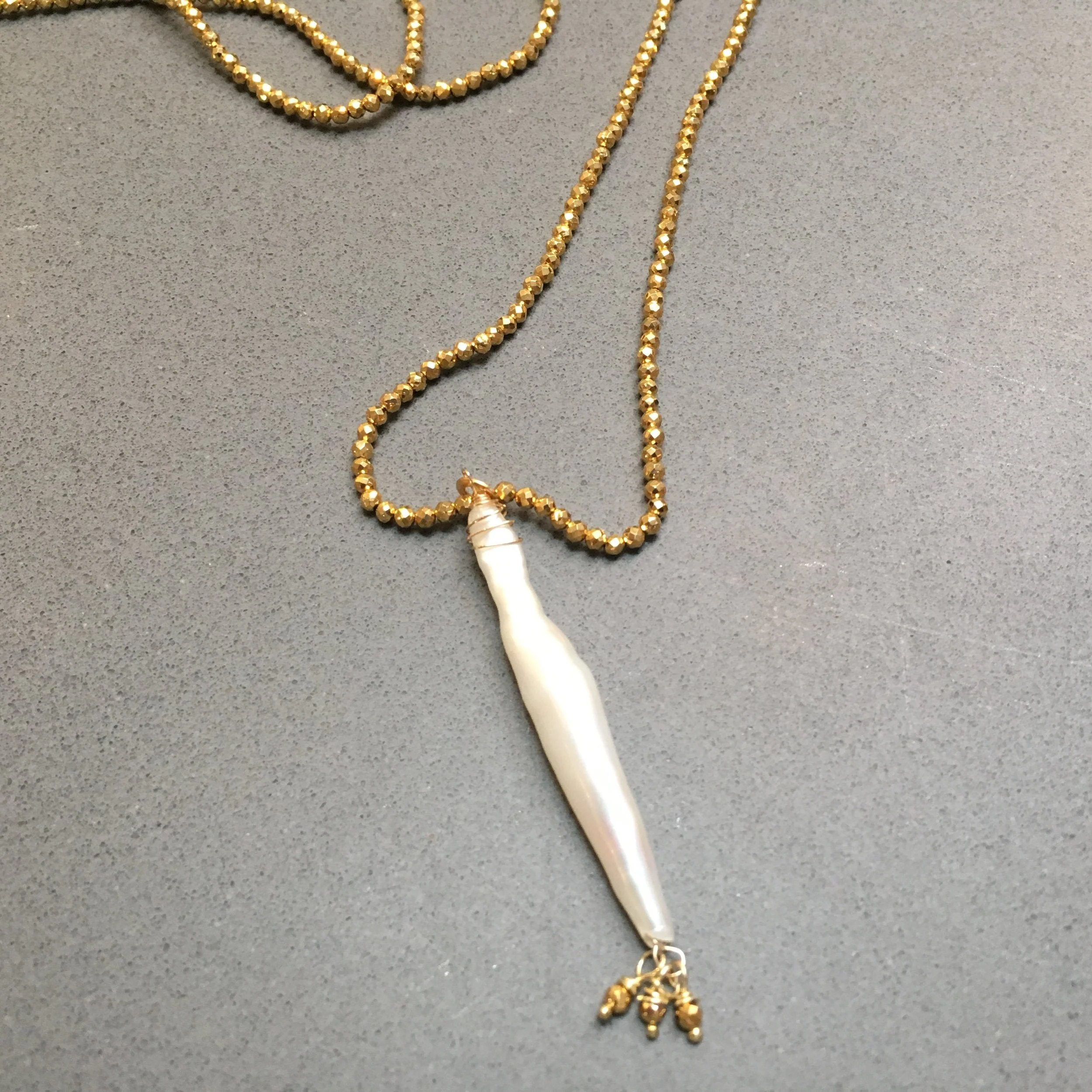 long_pearl_on_gold.jpg