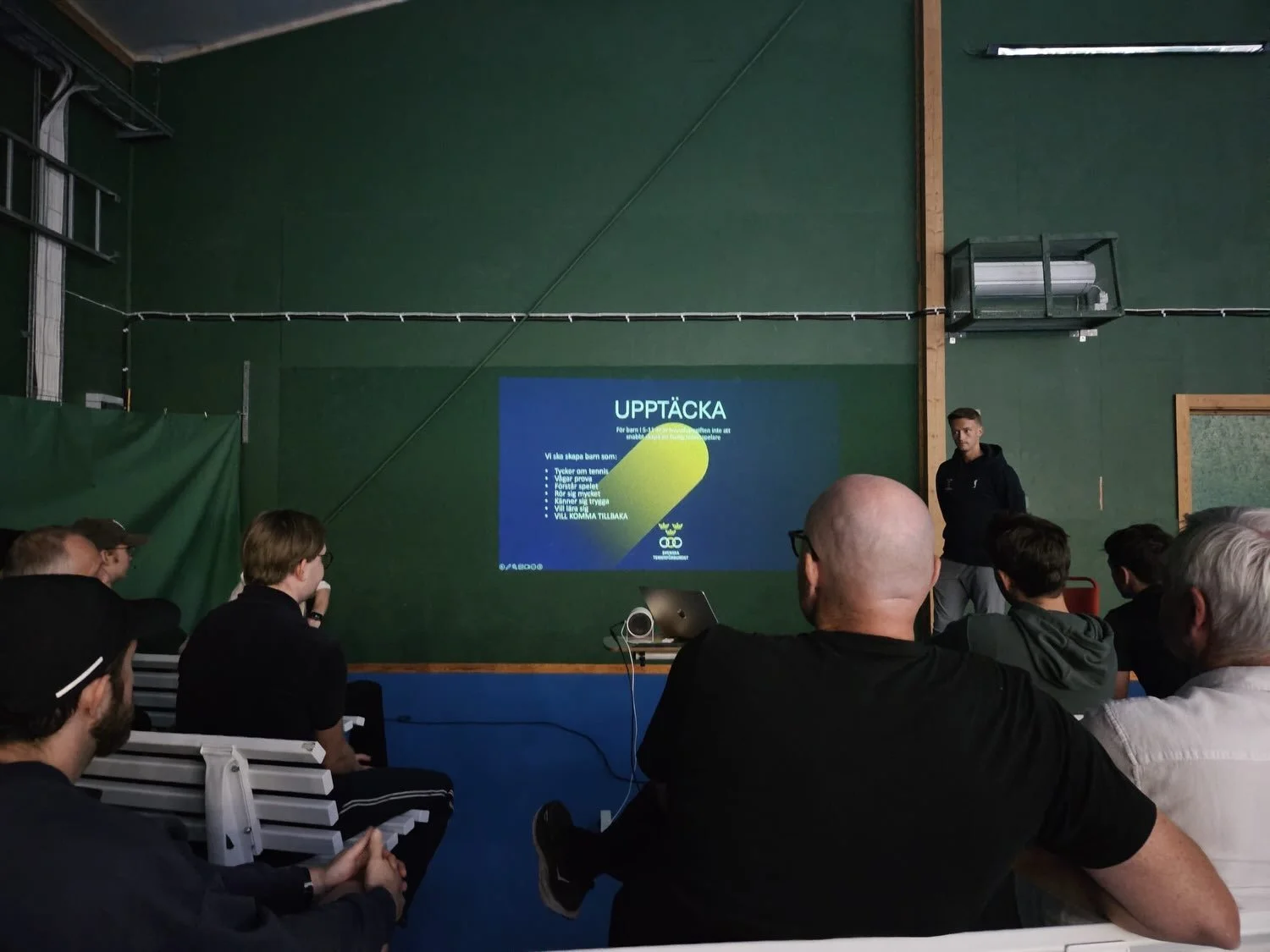 I dagarna tv&aring; har jag i samarbete med @sv.tennisforbundet_mitt genomf&ouml;rt tv&aring; stycken klubbutvecklingskv&auml;llar hos @avestatennis respektive @kopingstennisklubb d&auml;r totalt cirka 30 deltagare var med 🌟 

Vi har blandat present