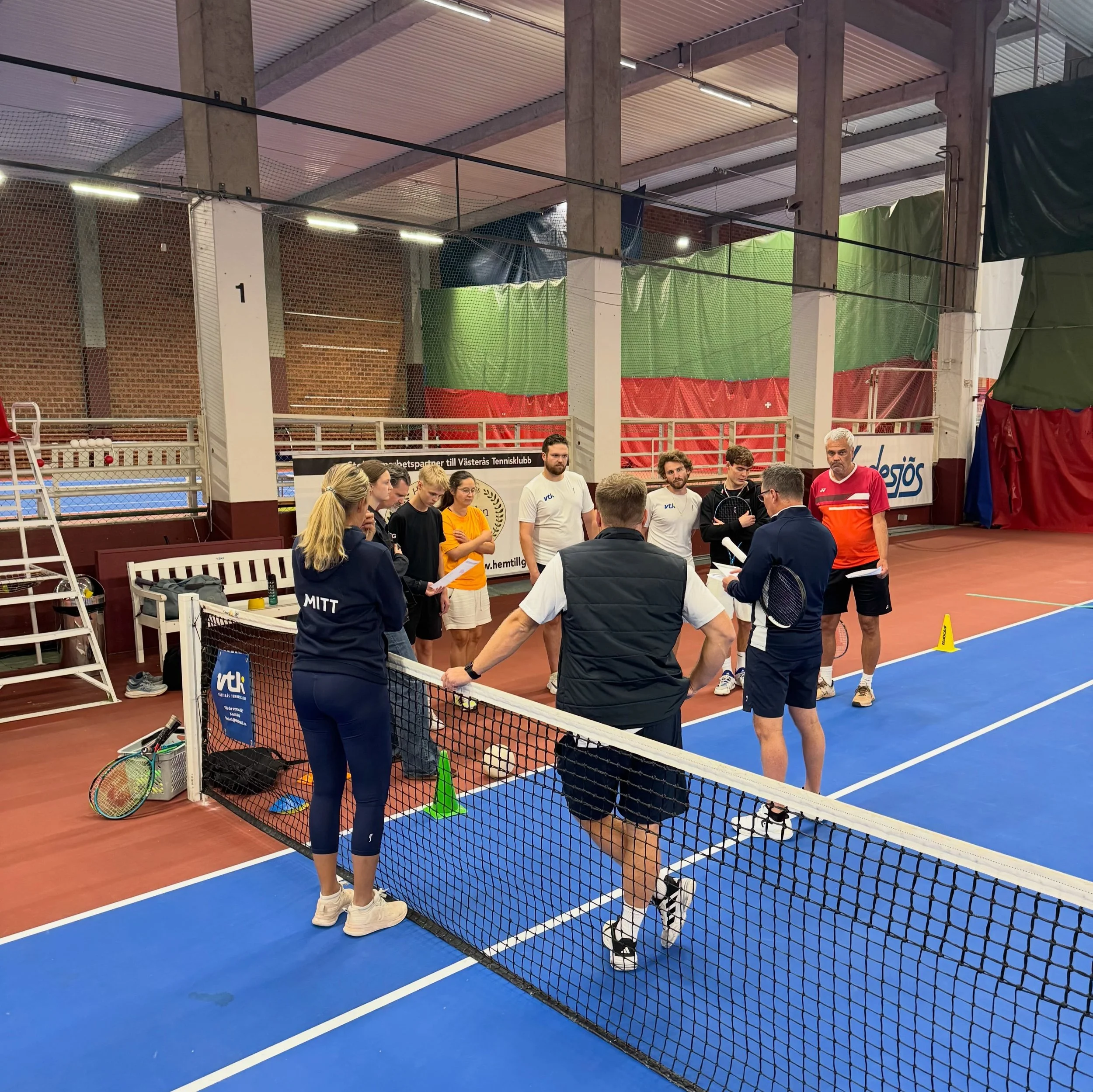 I samarbete med @sv.tennisforbundet_mitt kommer vi h&aring;lla i klubbutveckling med fokus p&aring; barn- och ungdomsverksamheten, med utg&aring;ngspunkt ROG under h&ouml;stterminen 🎾 

Ig&aring;r var f&ouml;rsta tr&auml;ffen hos @vasterastennisklub