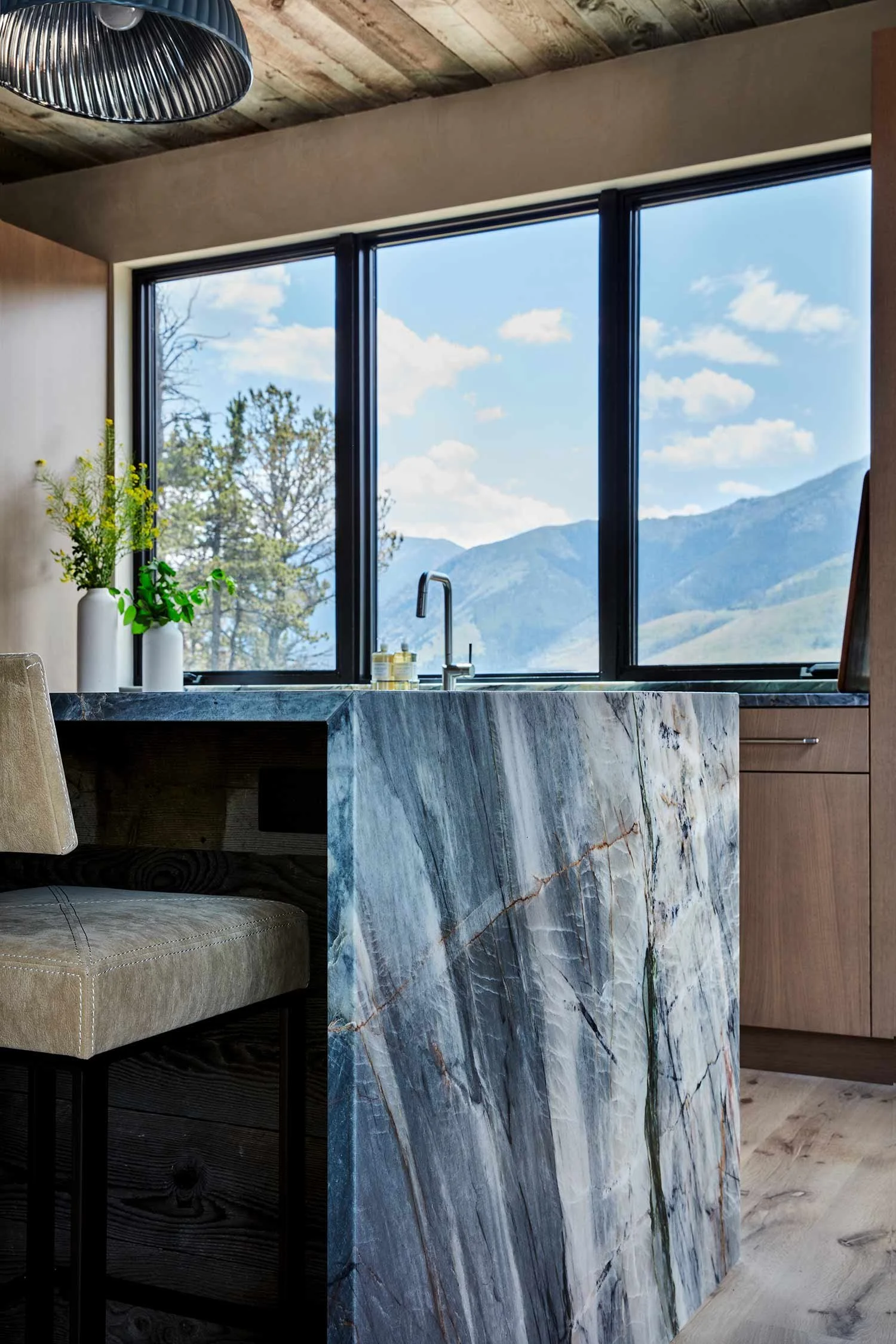 BearDanceTrail-Mountain-kitchen-island.jpg