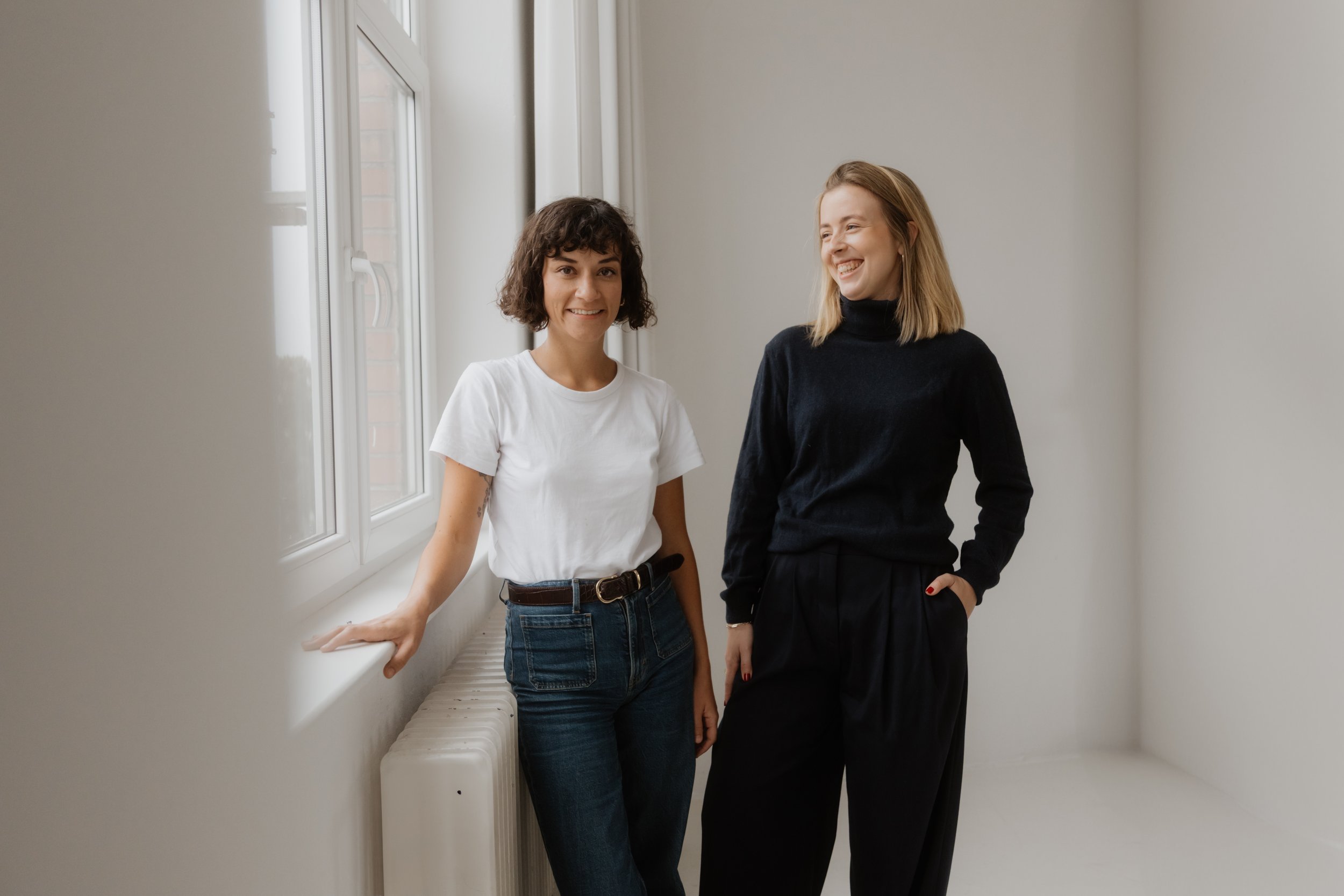 Valeria Straub, Beraterin und systemischer Coach gemeinsam mit Johanna Koenen, Gründerin und Managing Partner von koen Strategy