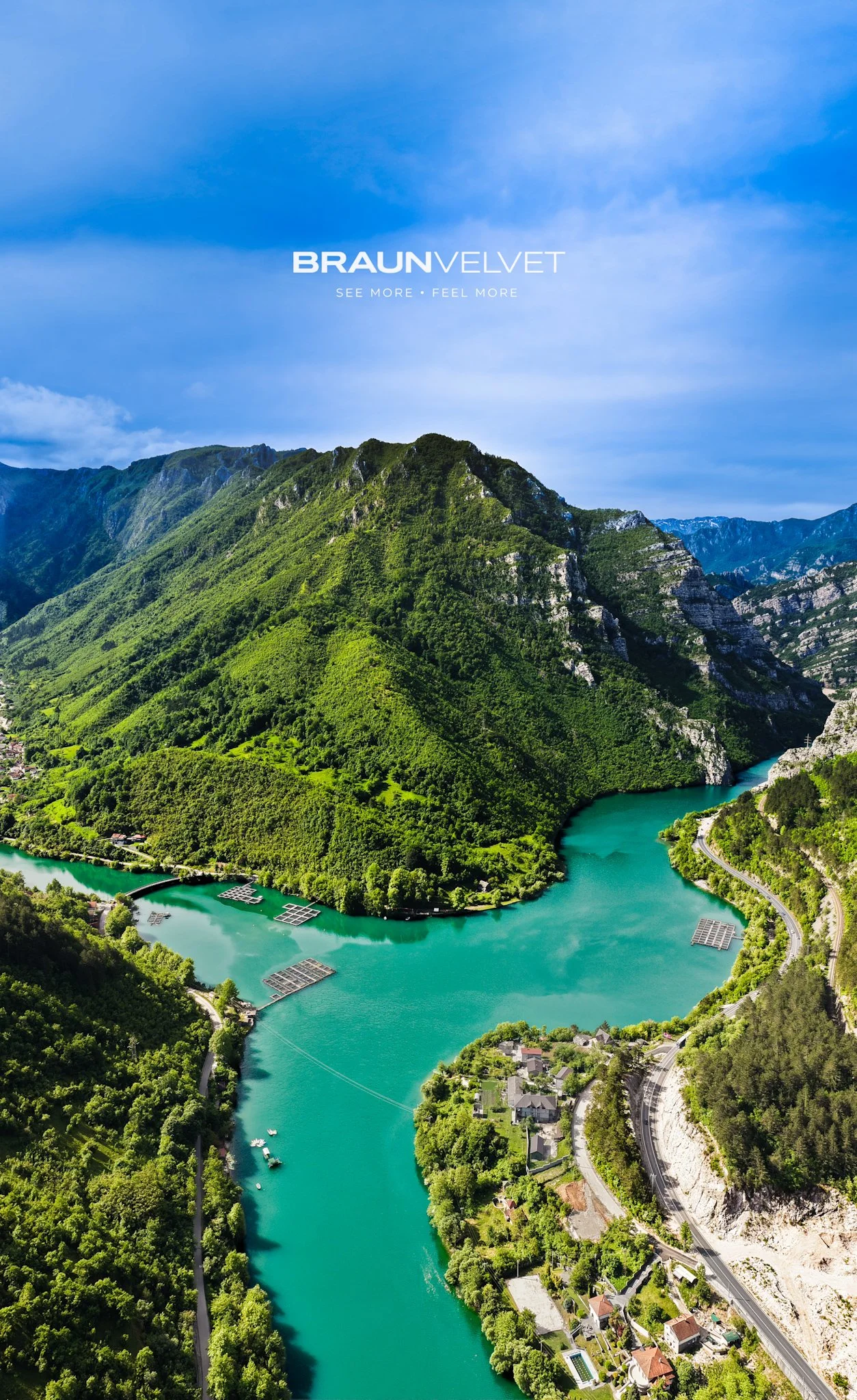 Les eaux turquoise de la baie de Kotor au Monténégro entourent un village paisible entre montagnes et nature sauvage. Une vue où calme, lumière et paysages des Balkans se rencontrent.