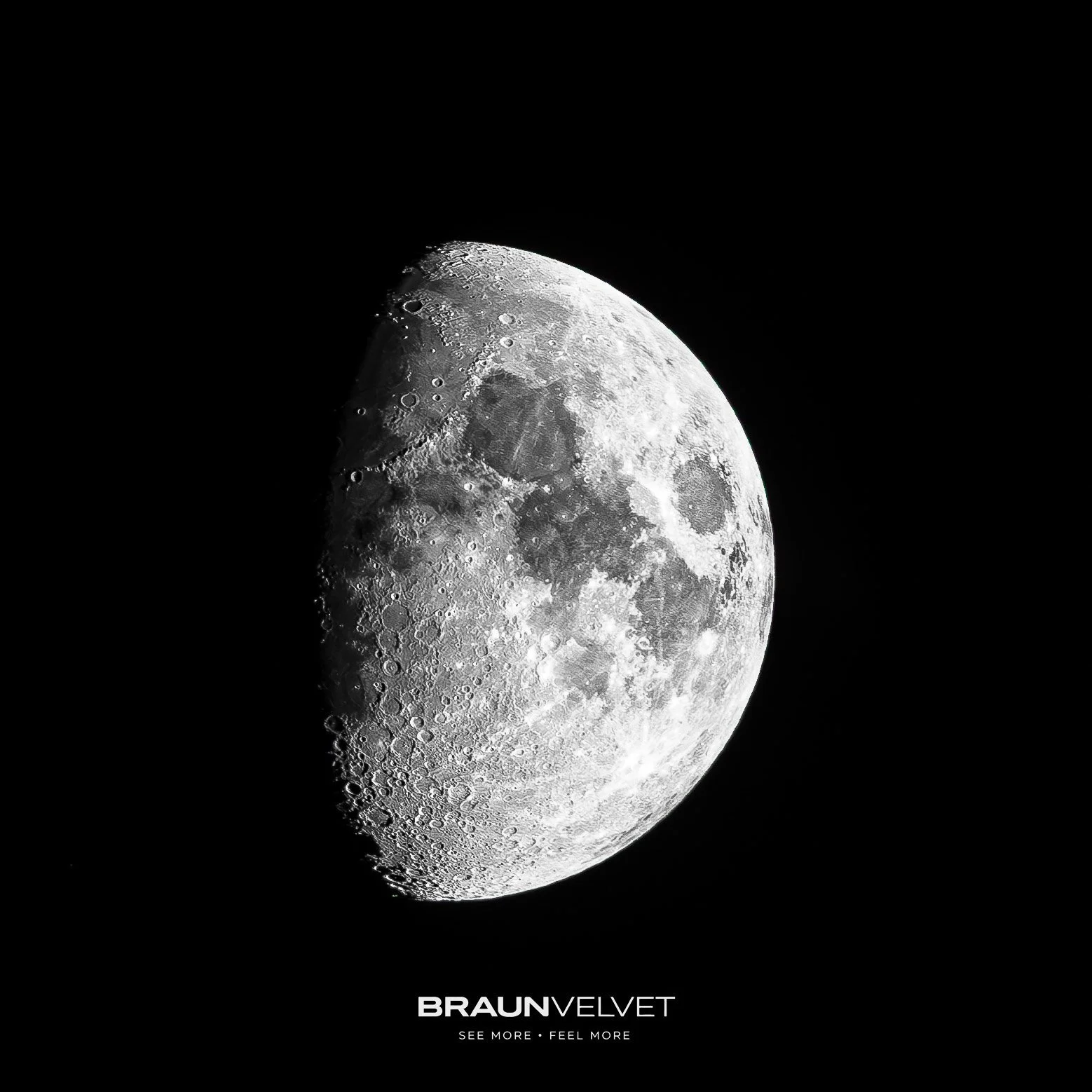 Une image de la lune en gros plan sur un ciel noir, avec le logo Braun Velvet en bas avec le slogan "See More Feel More".