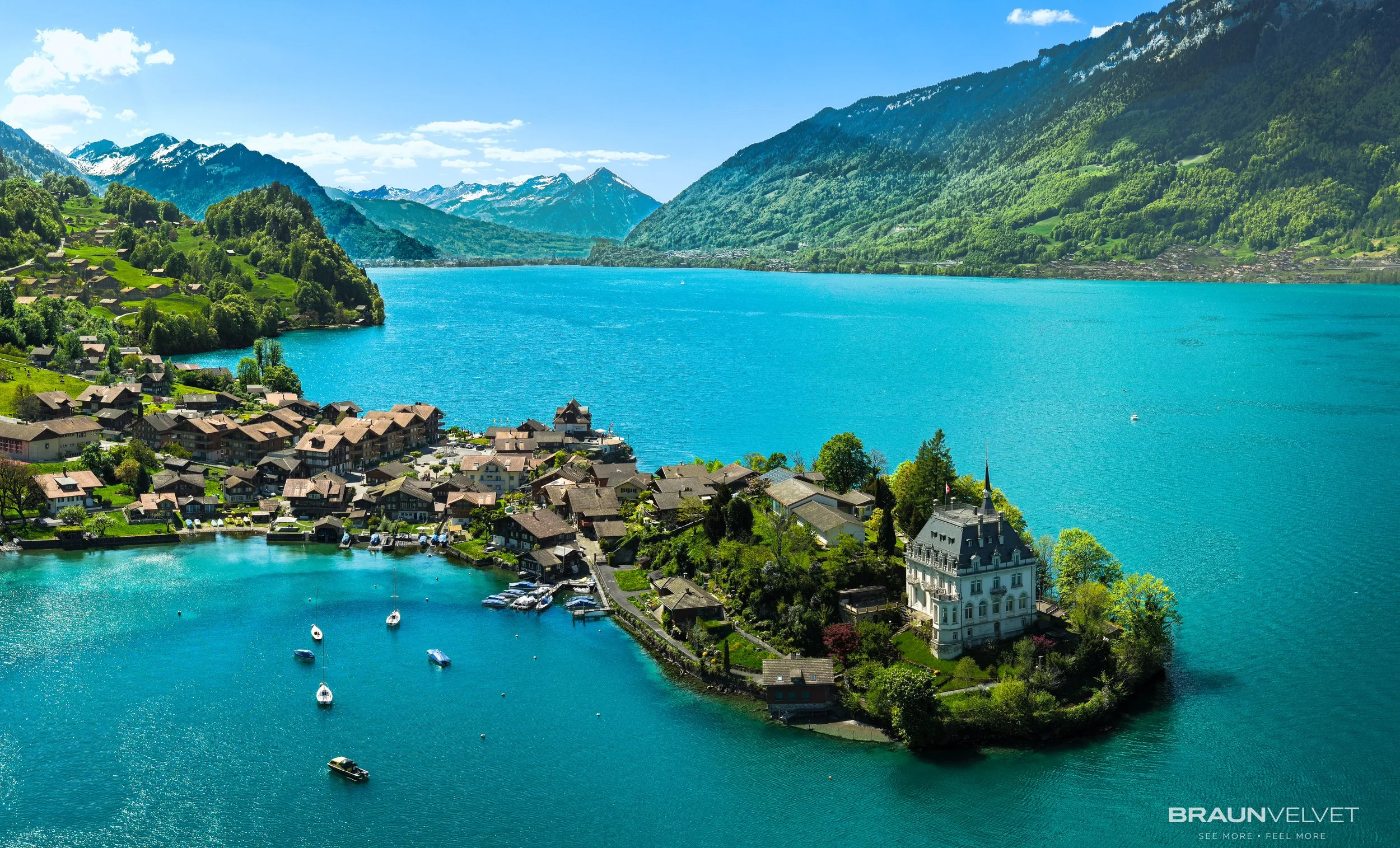 Le village d’Iseltwald, en Suisse, bordé par les eaux turquoise du lac de Brienz et entouré de montagnes verdoyantes. Une vue paisible où nature et architecture alpine se rencontrent parfaitement.
