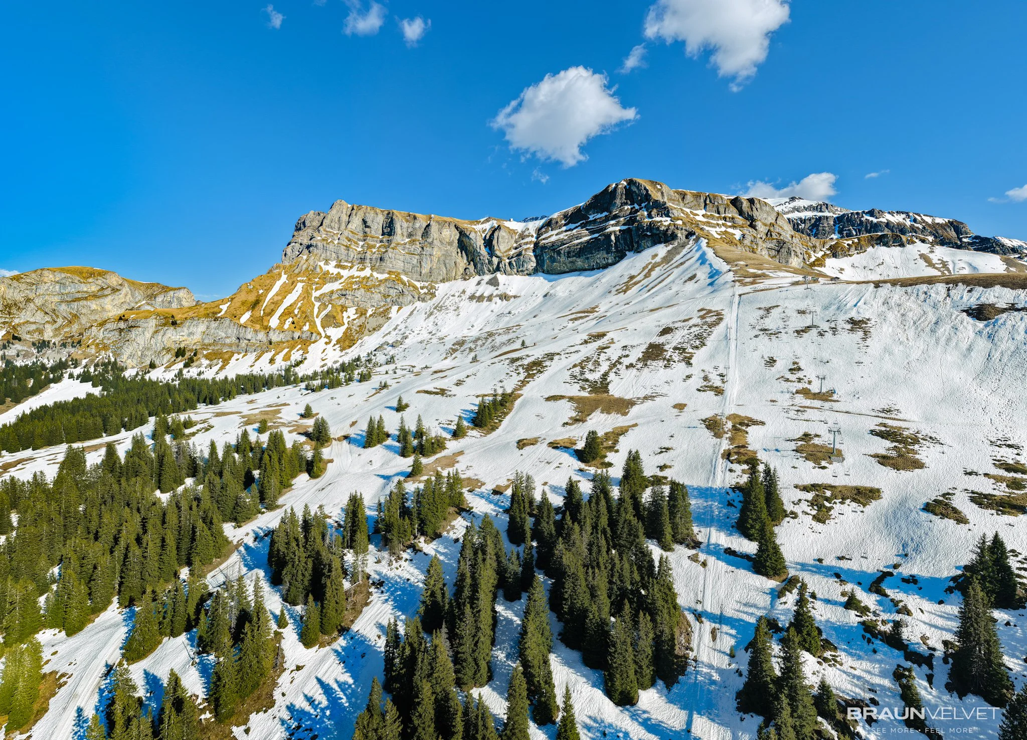 Les montagnes enneigées d’Axalp, en Suisse, capturées sous un ciel bleu éclatant. Une atmosphère paisible où la nature alpine révèle toute sa grandeur et son silence.