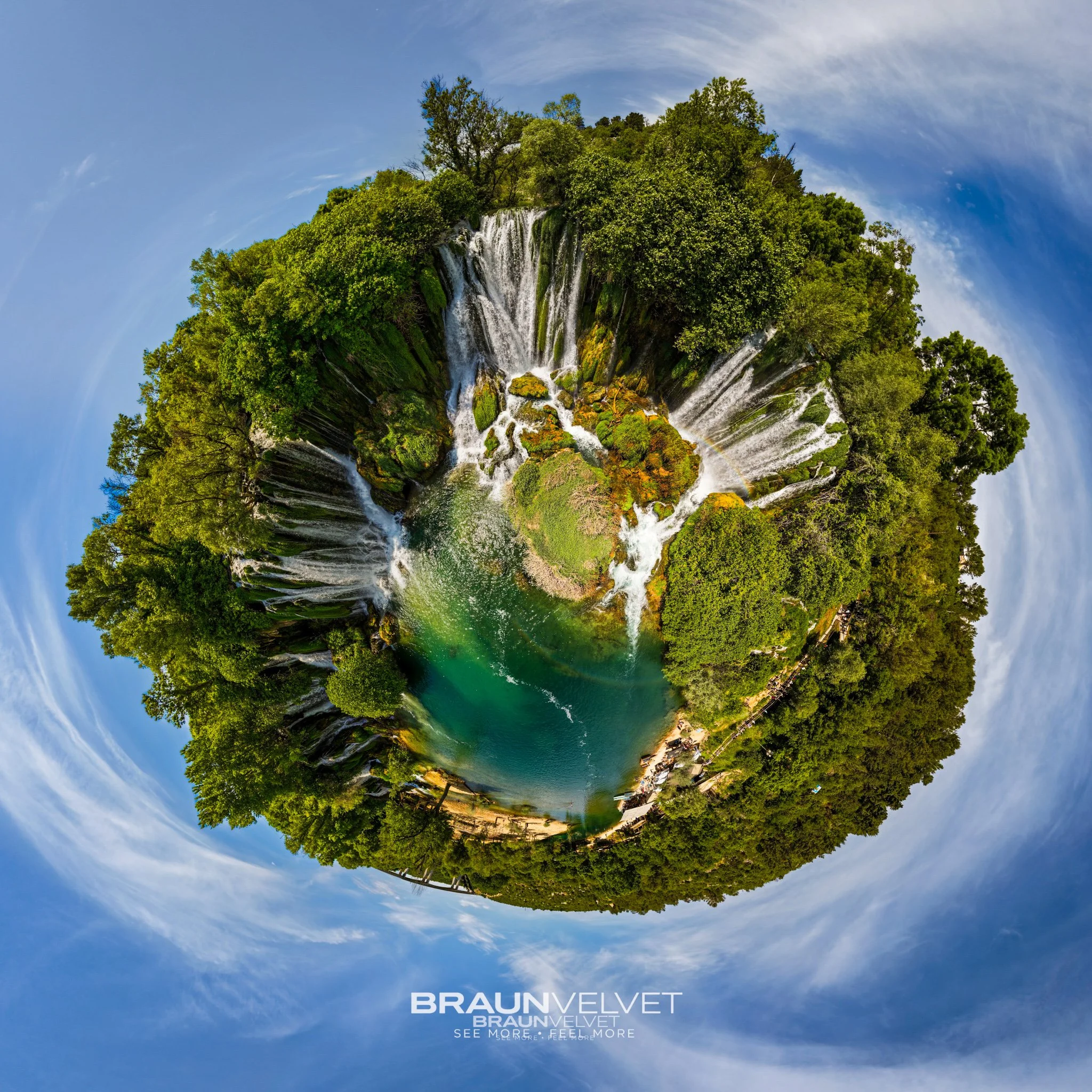 Les cascades de Kravica en Bosnie-Herzégovine vues sous un angle aérien immersif, entourées d’une nature luxuriante et d’eaux émeraude éclatantes.