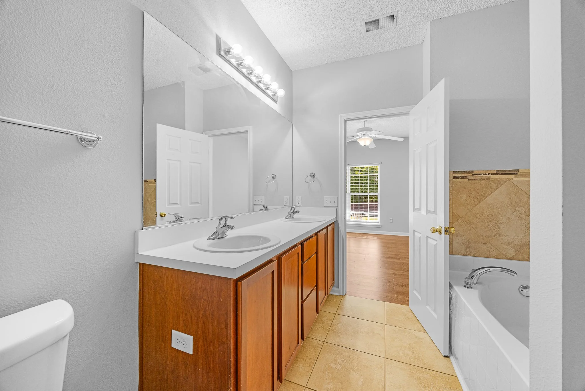 8 FALKLAND AVE-20.jpg