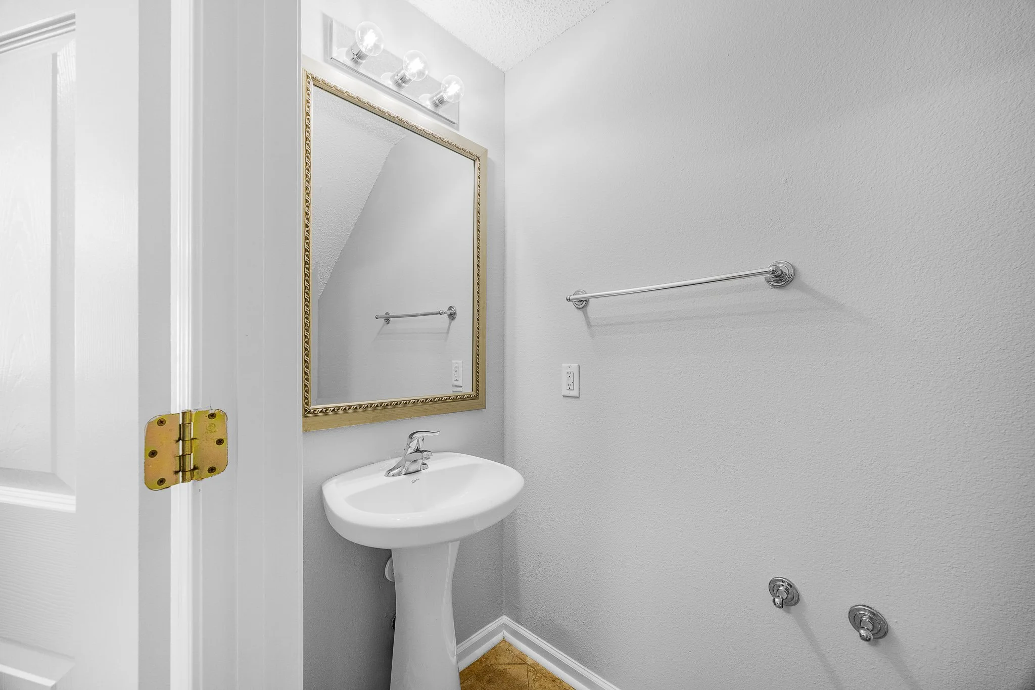 8 FALKLAND AVE-8.jpg