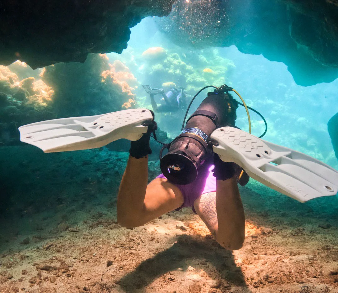 Avelo woman divers