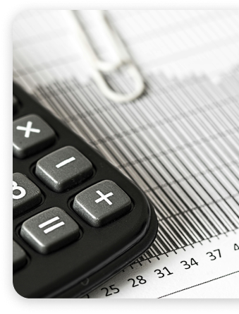 Calculadora y gráfico financiero sobre una hoja con datos.